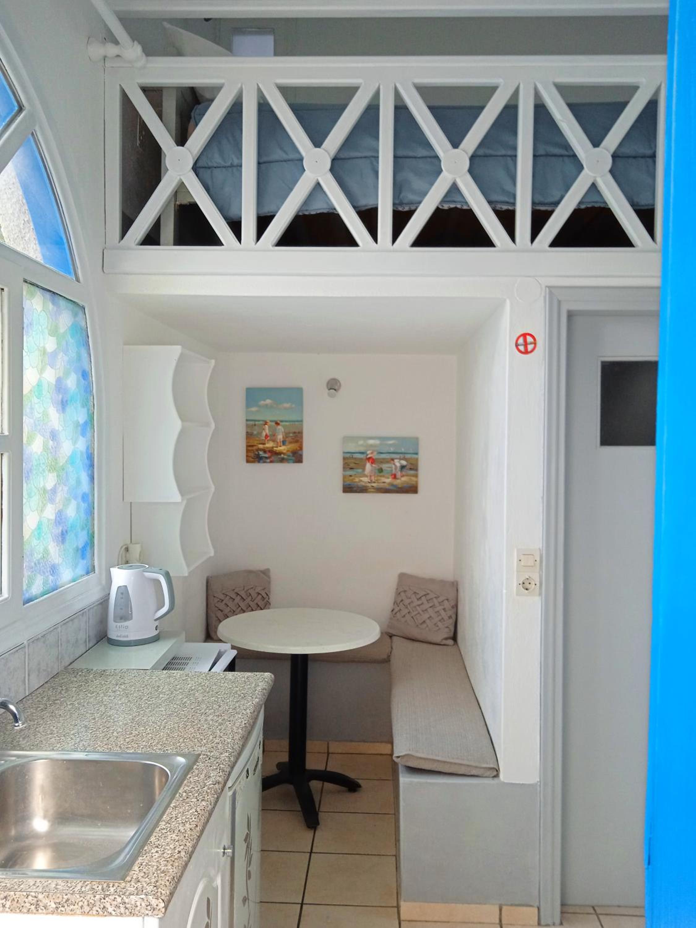 Studio with Pool View - Photo 7