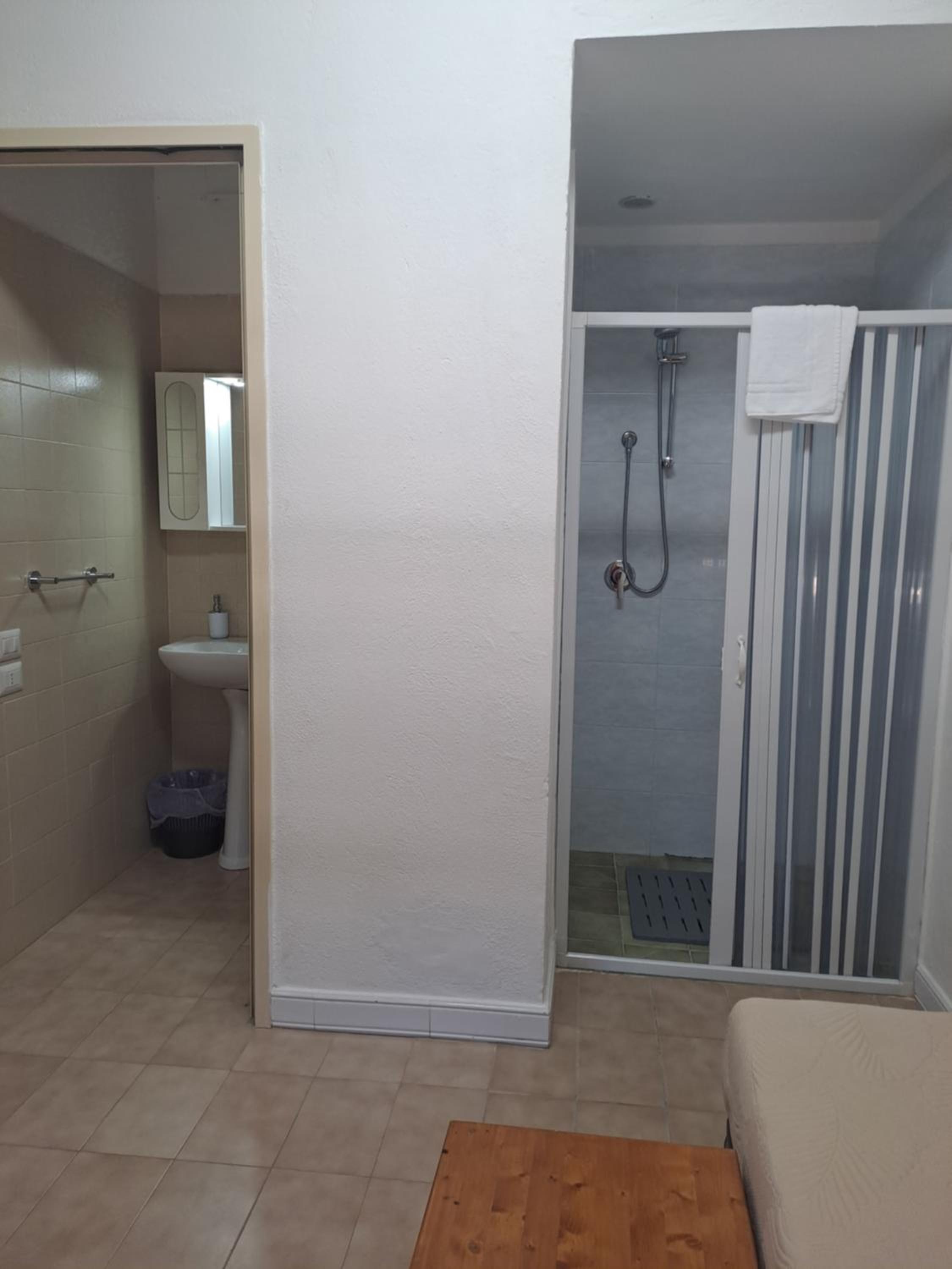 Twin Room with Private Bathroom photo 2