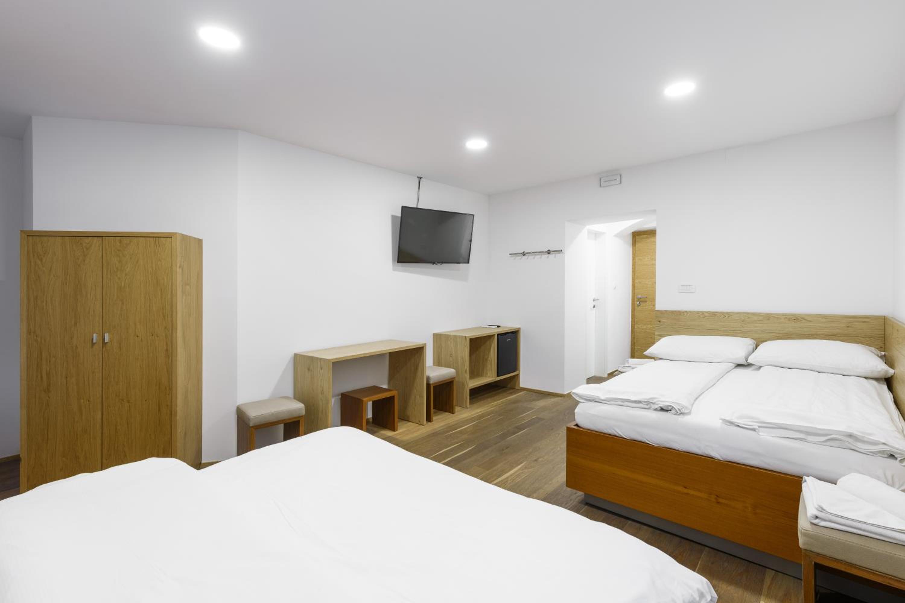 Queen Room - Disability Access photo 1