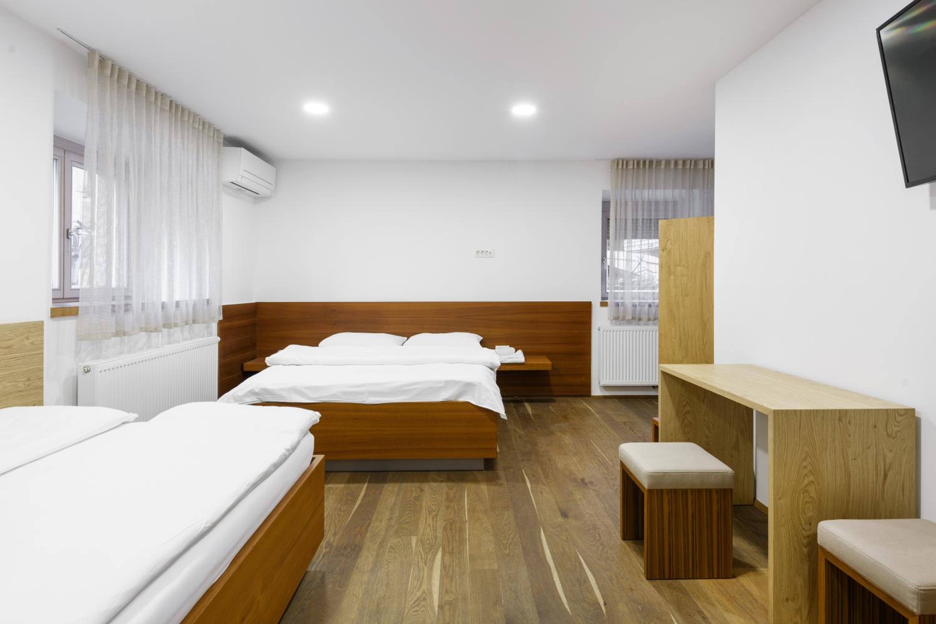 Queen Room - Disability Access photo 2