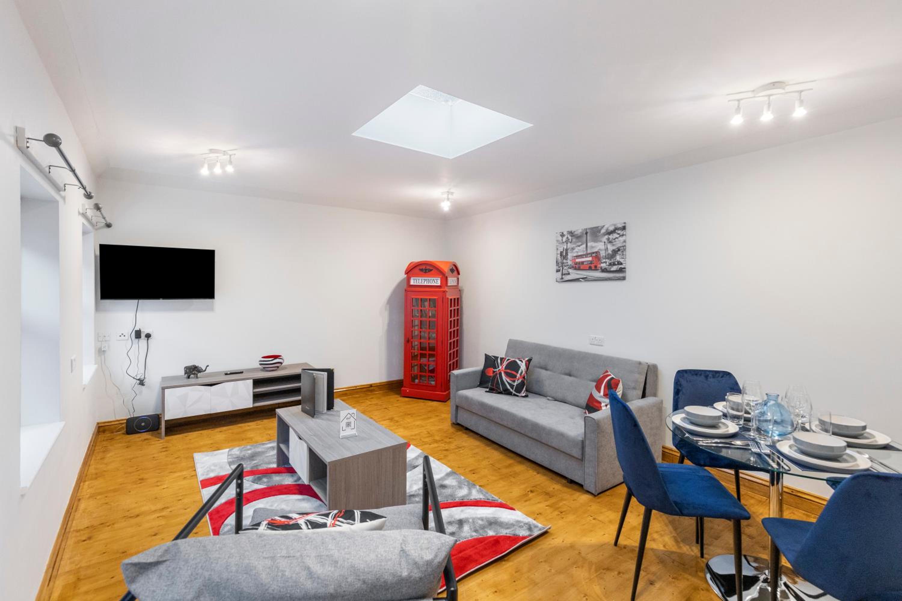 One-Bedroom Apartment photo 1