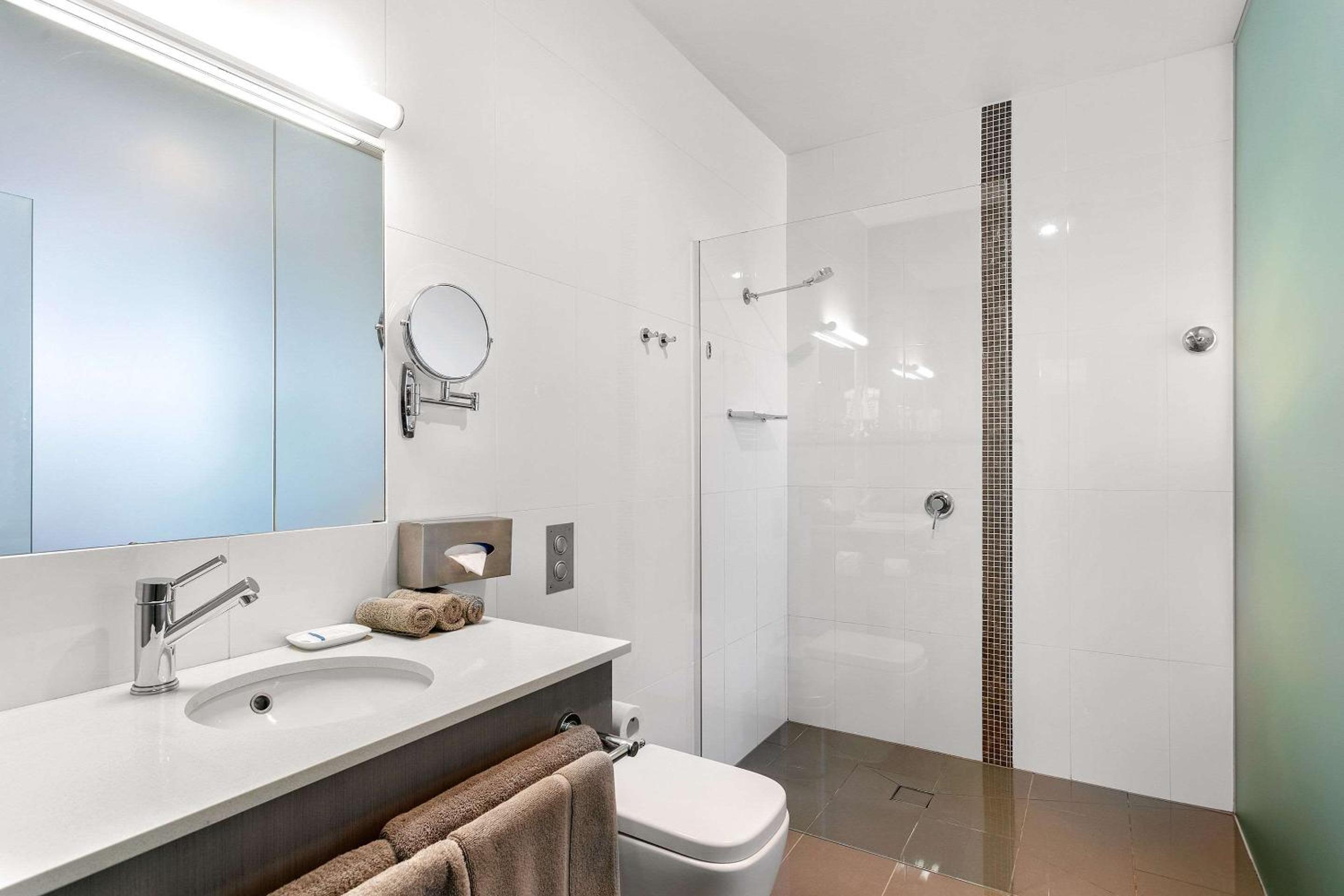 Triple Room with One Queen Bed and One Single Bed photo 2