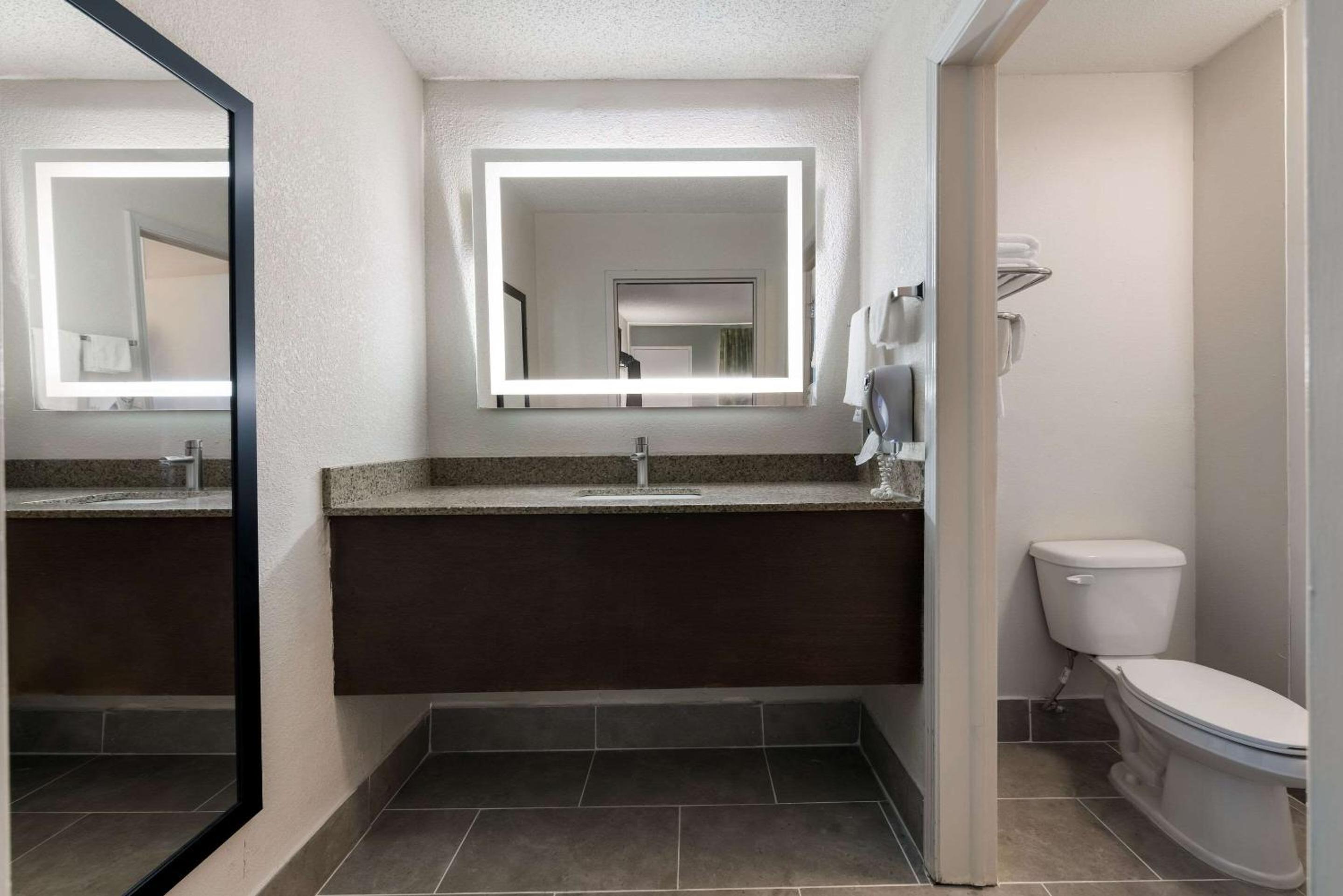 Double Room - Non-Smoking  - Photo 2