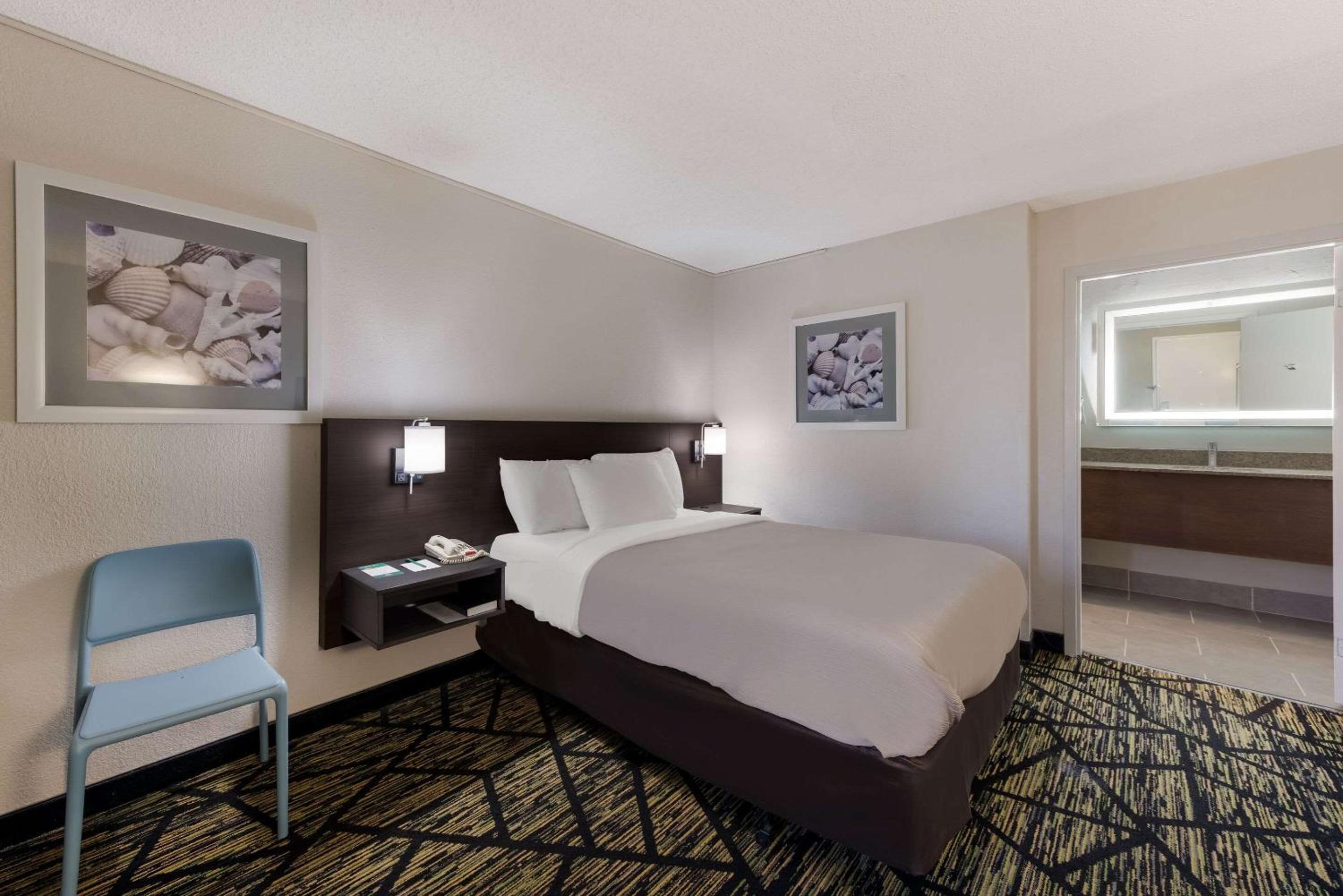 King Room - Non-Smoking - Photo 1