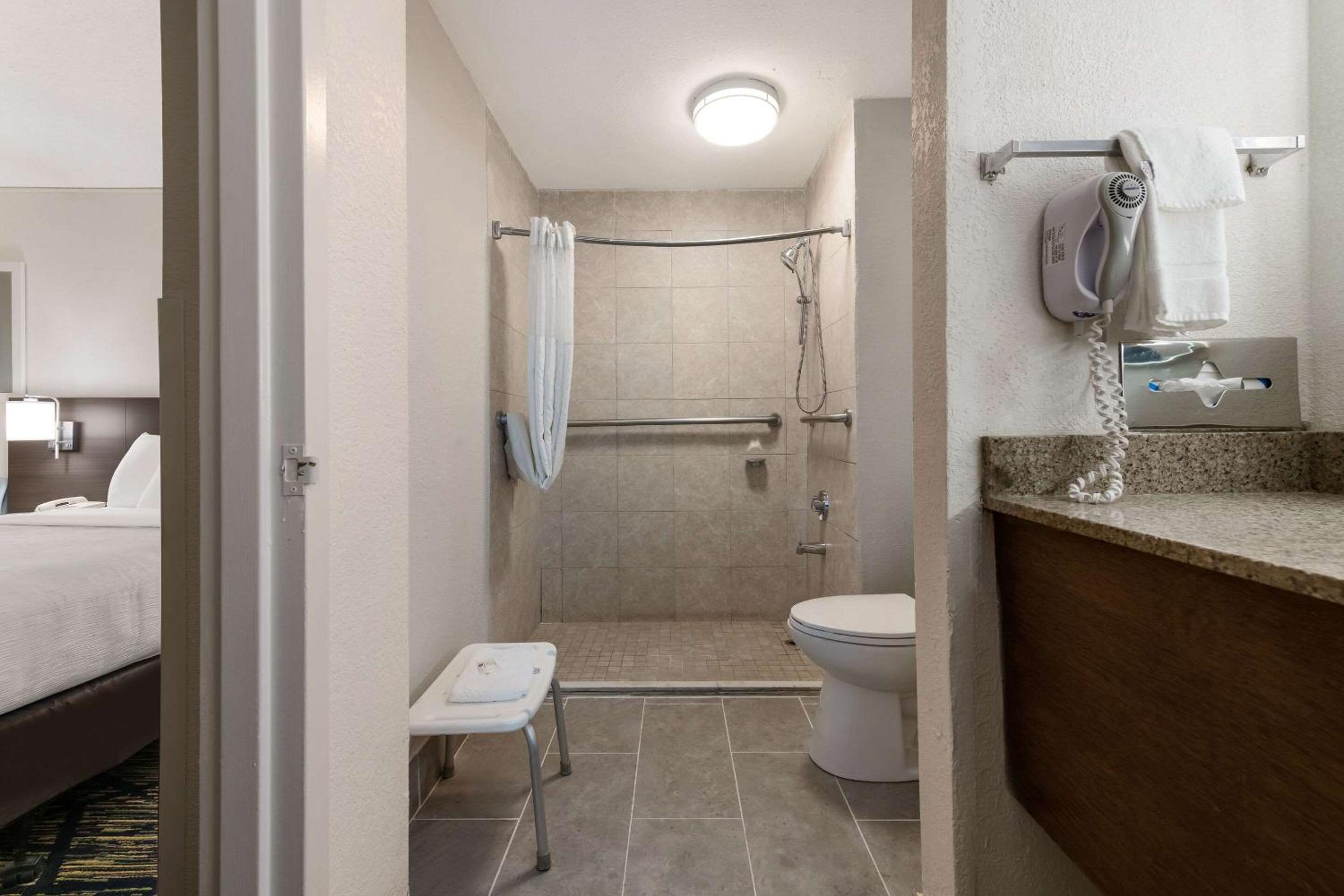 Double Room - Accessible/Non-Smoking - Photo 6