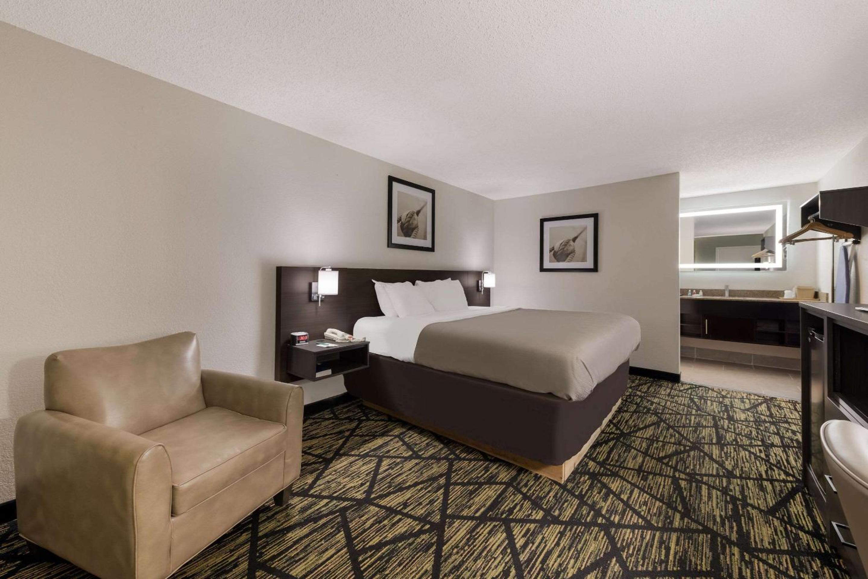 King Room - Non-Smoking - Photo 3