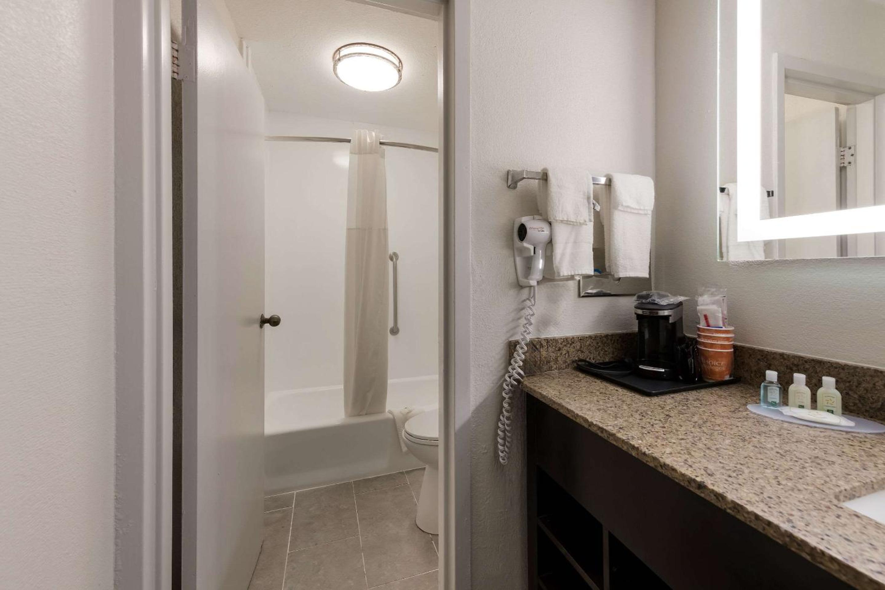 Double Room with Two Double Beds - Non-Smoking Ground Floor - Photo 4
