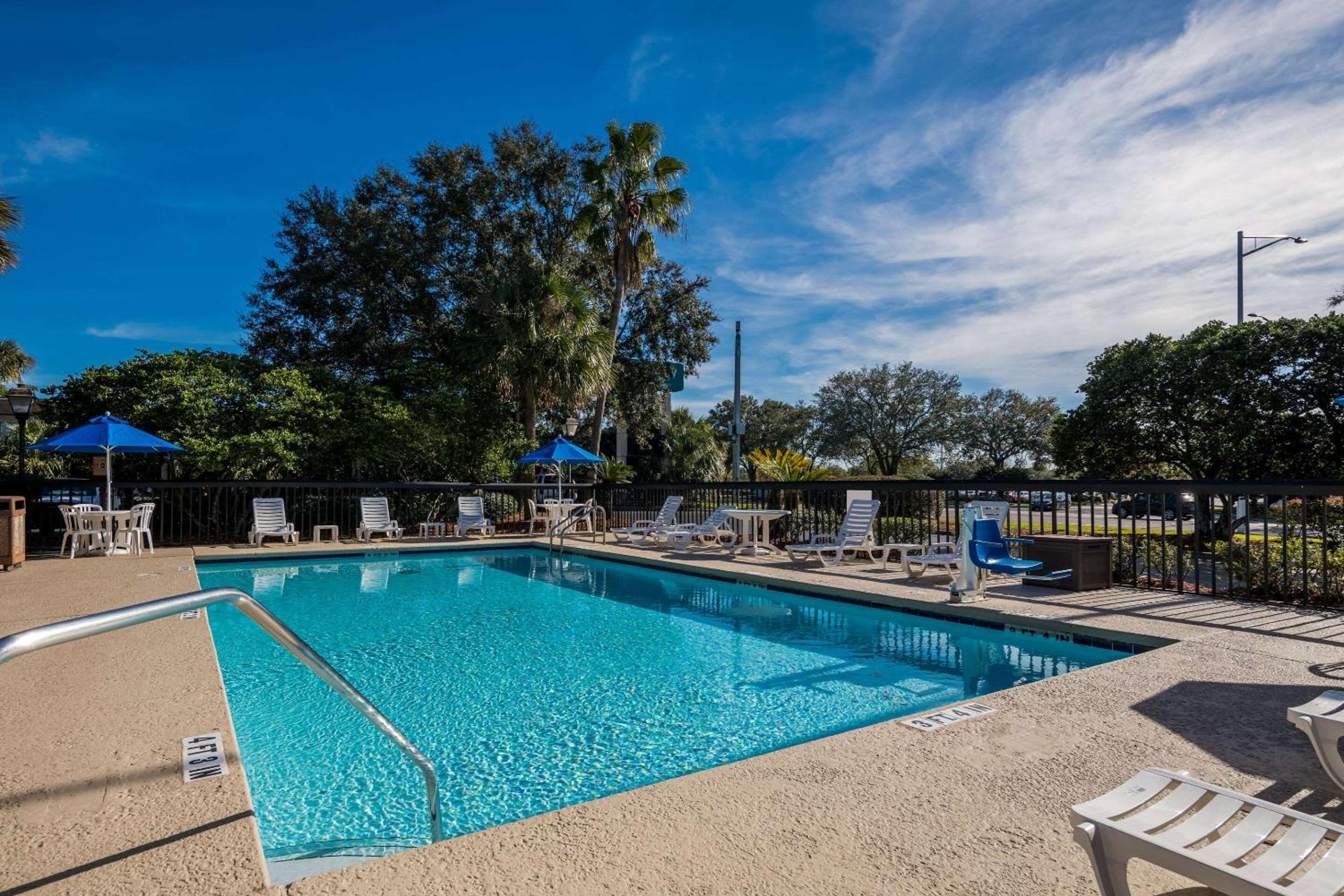 King Room - Non-Smoking - Pool View  - Photo 4