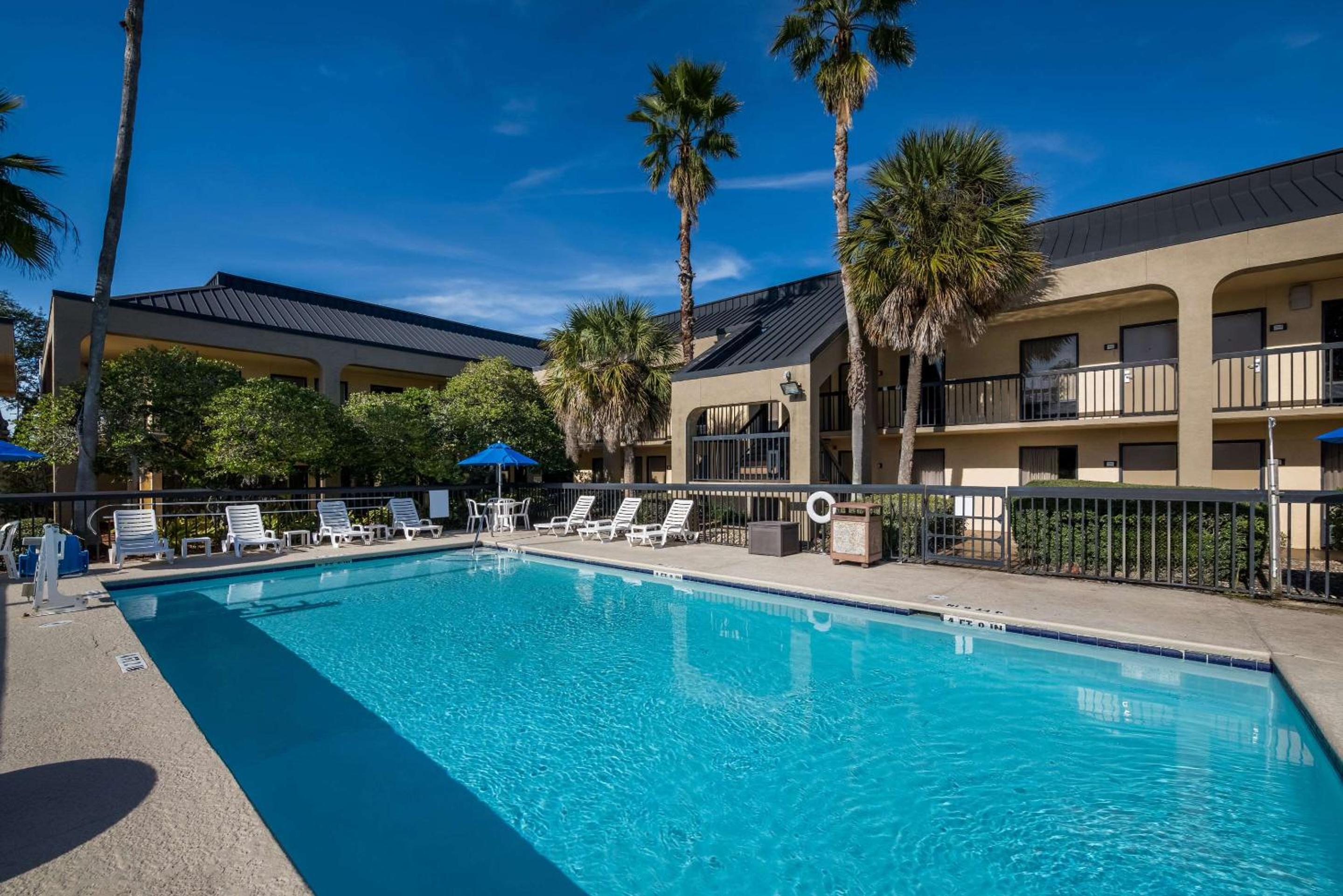 King Room - Non-Smoking - Pool View  - Photo 5