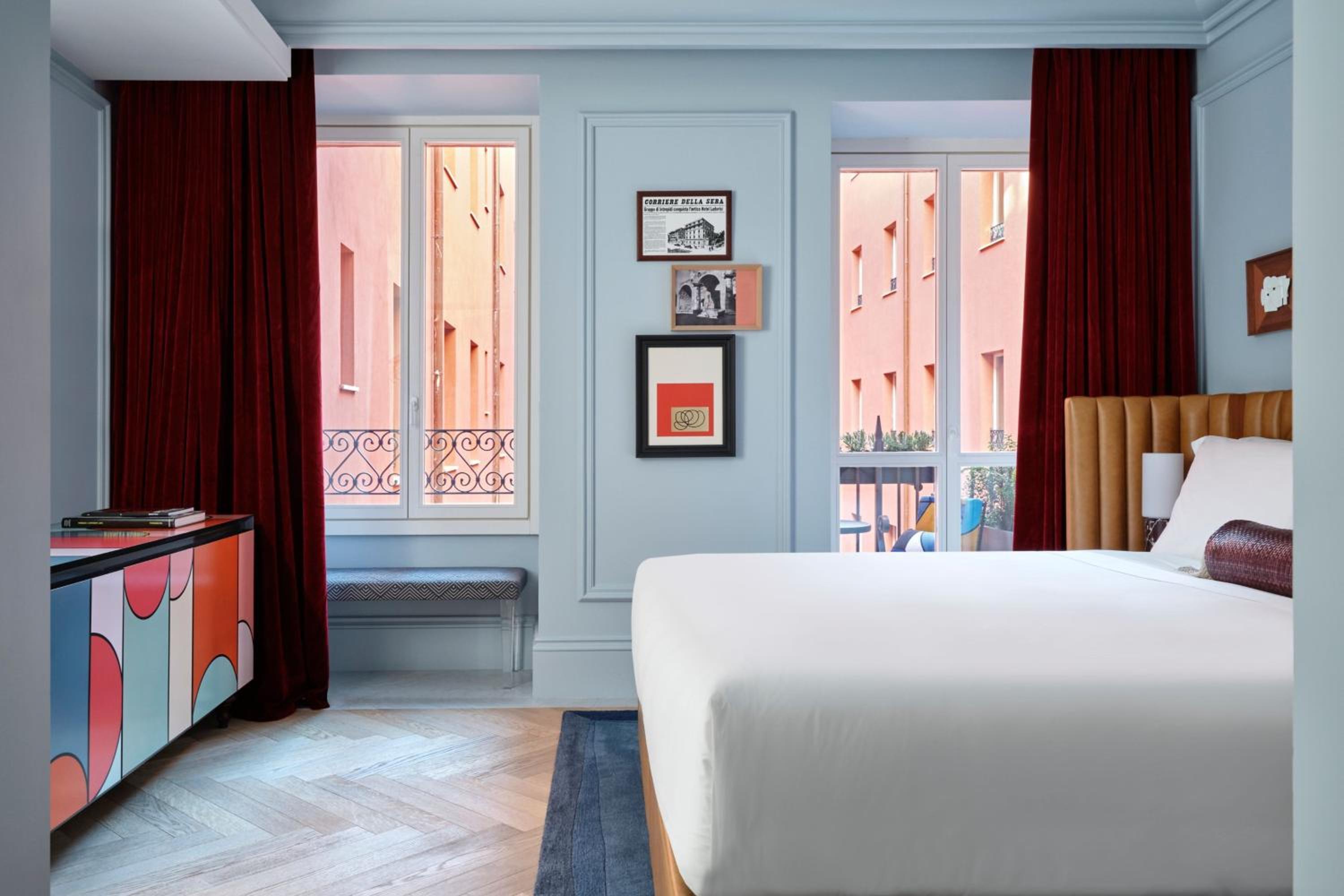 Premier Deluxe King Room with Garden View and Balcony thumbnail 5