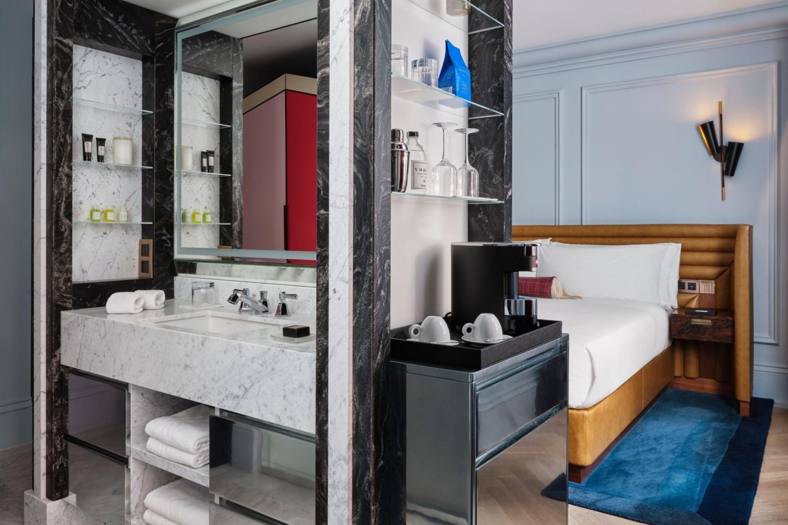 Superior King Room with Urban View thumbnail 6
