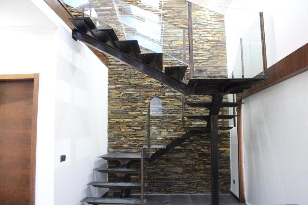 Five-Bedroom House photo 3