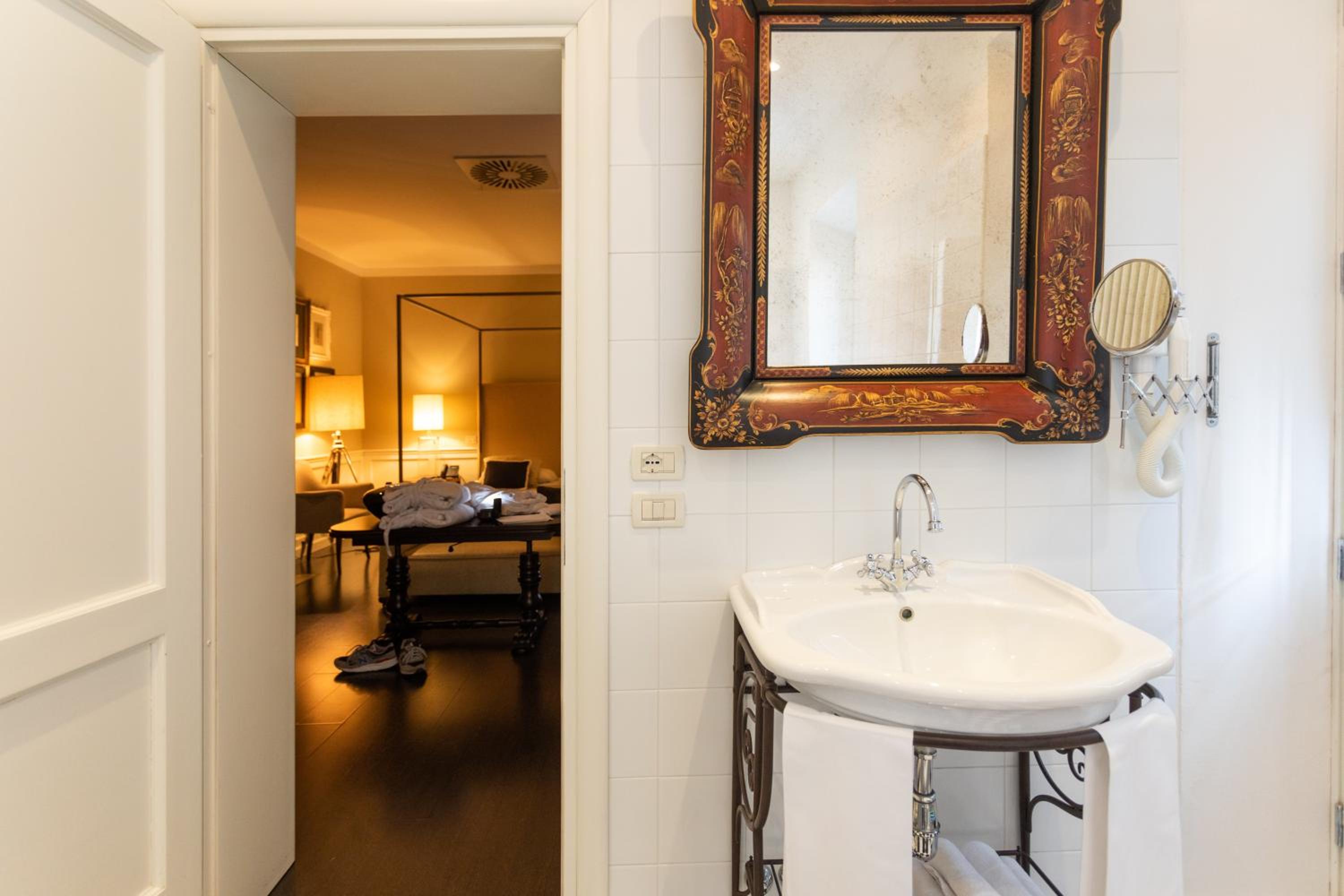 Executive Suite - Photo 2