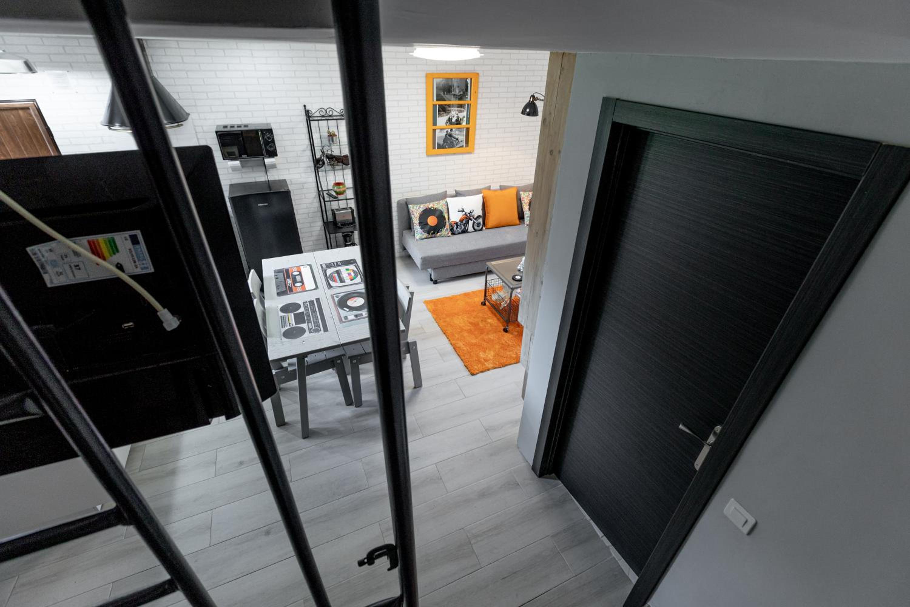 Six-Bedroom House photo 2
