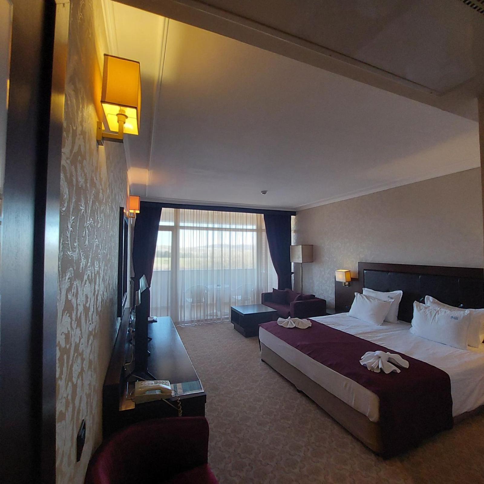 Deluxe Double Room with Balcony - Photo 4