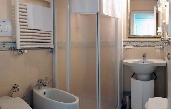 Double Room with Lake View - Photo 6