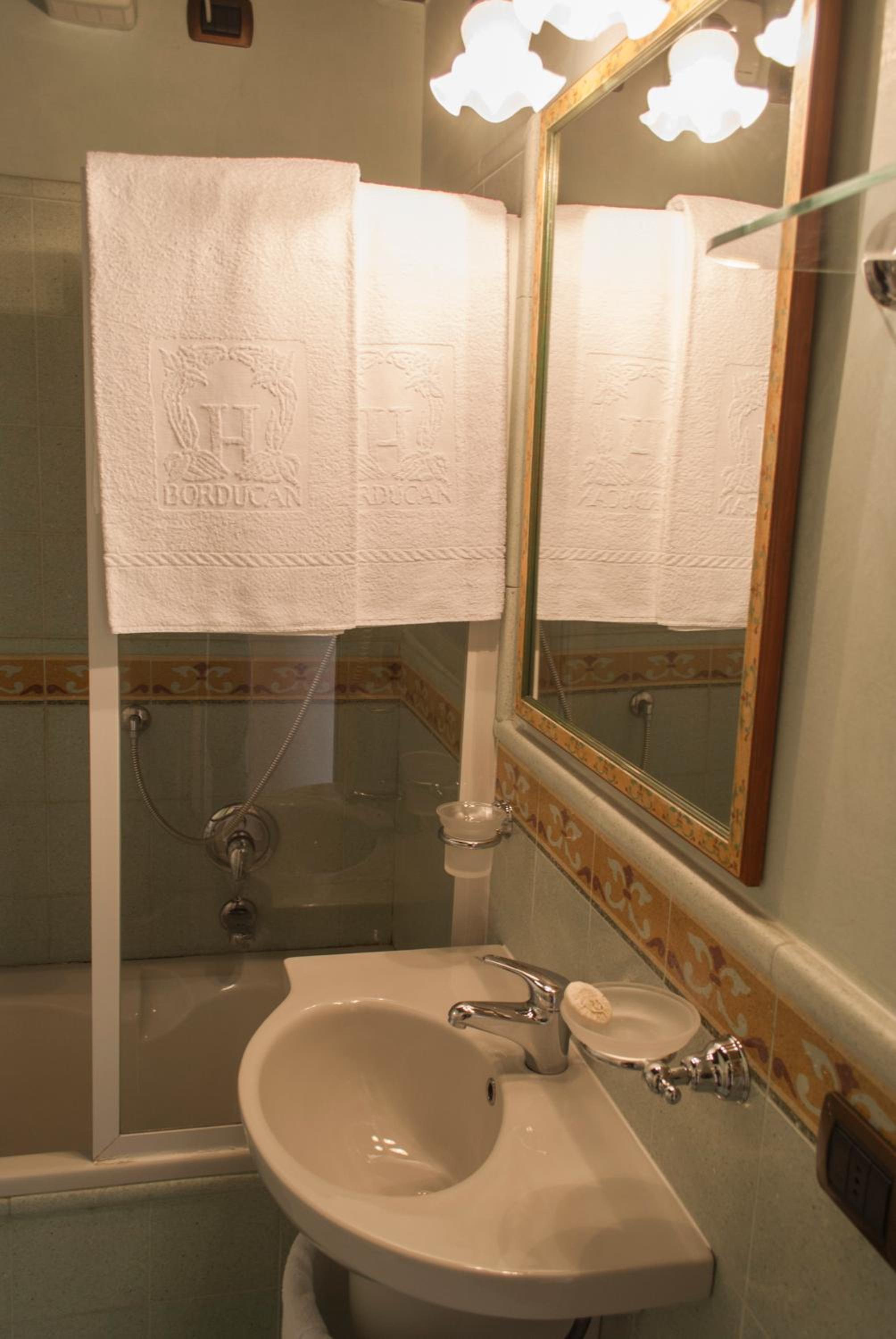 Double Room with Lake View - Photo 4