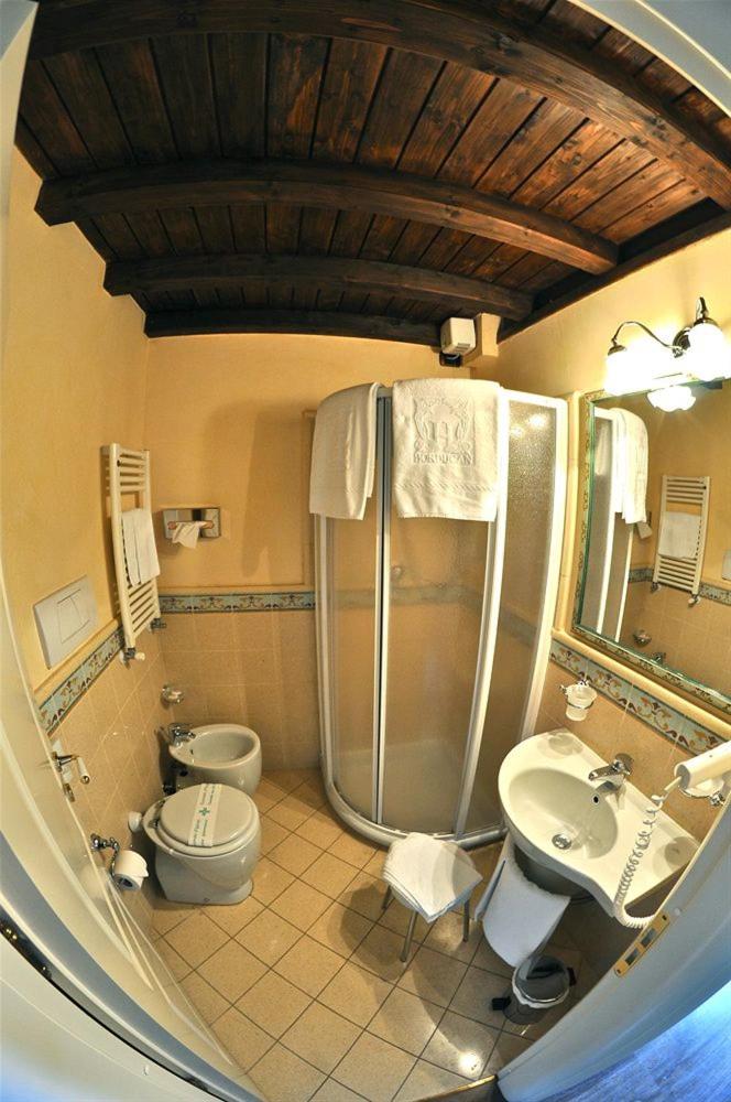 Double Room with Balcony - Photo 10