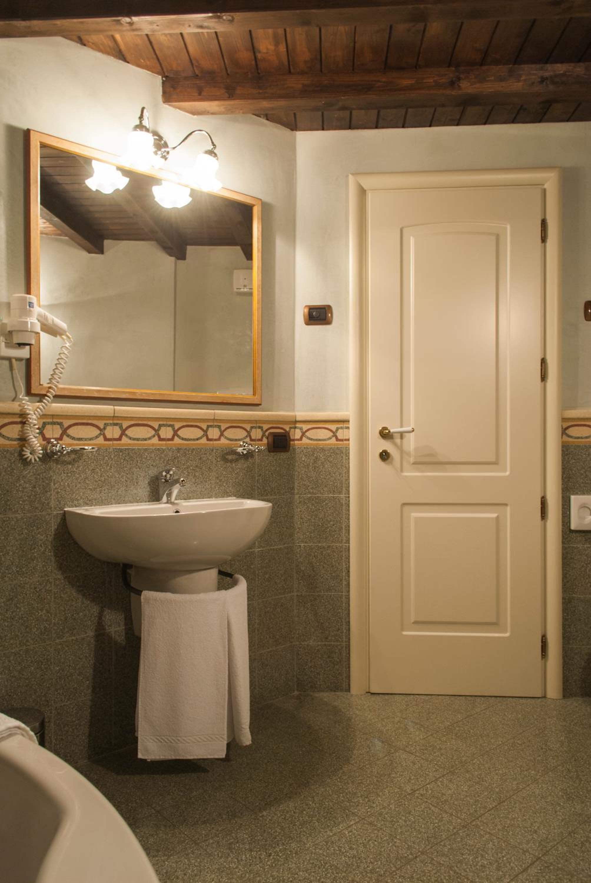 Suite - Split Level - Photo 6