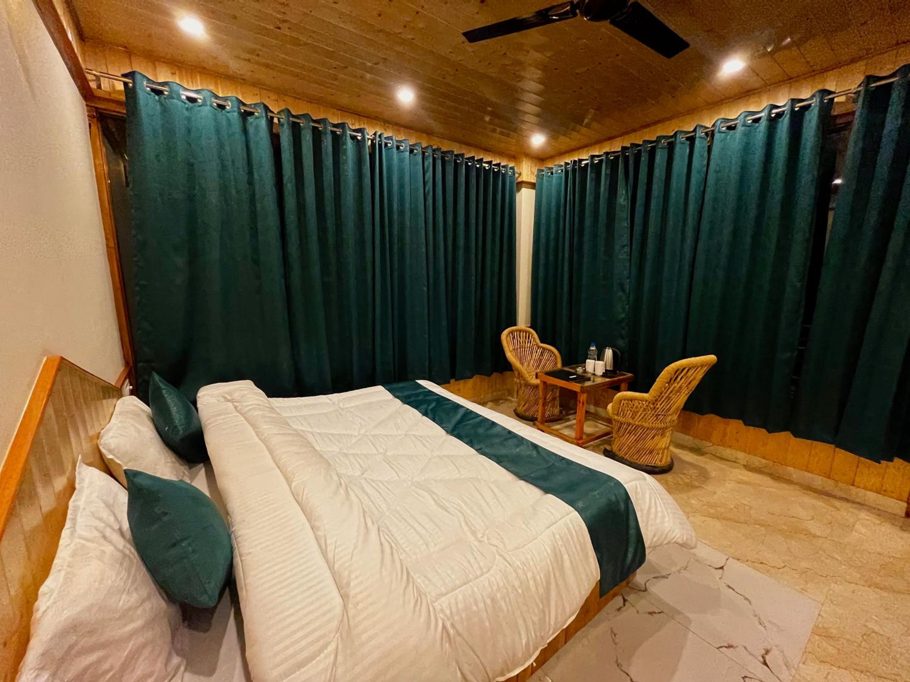 King Room with Balcony photo 2