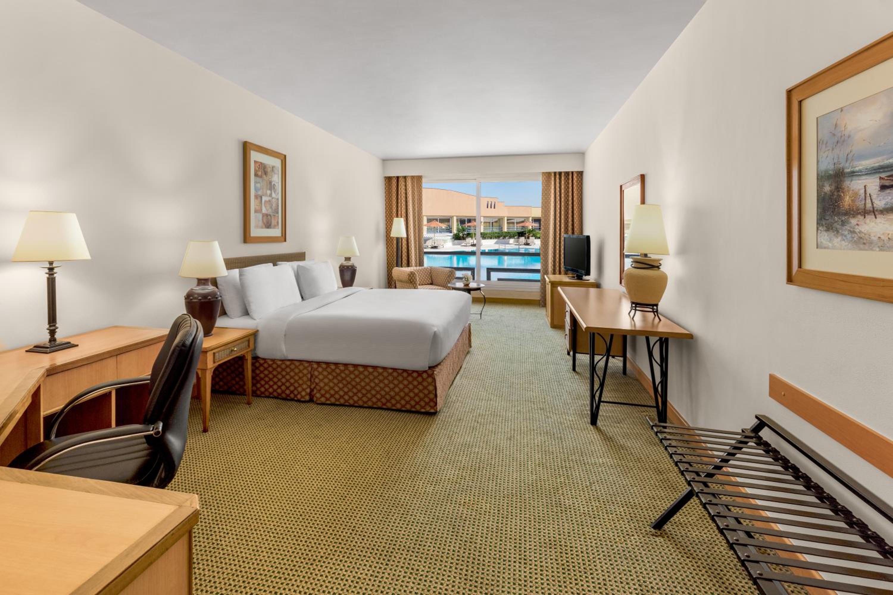 Twin Room with Pool View thumbnail 6