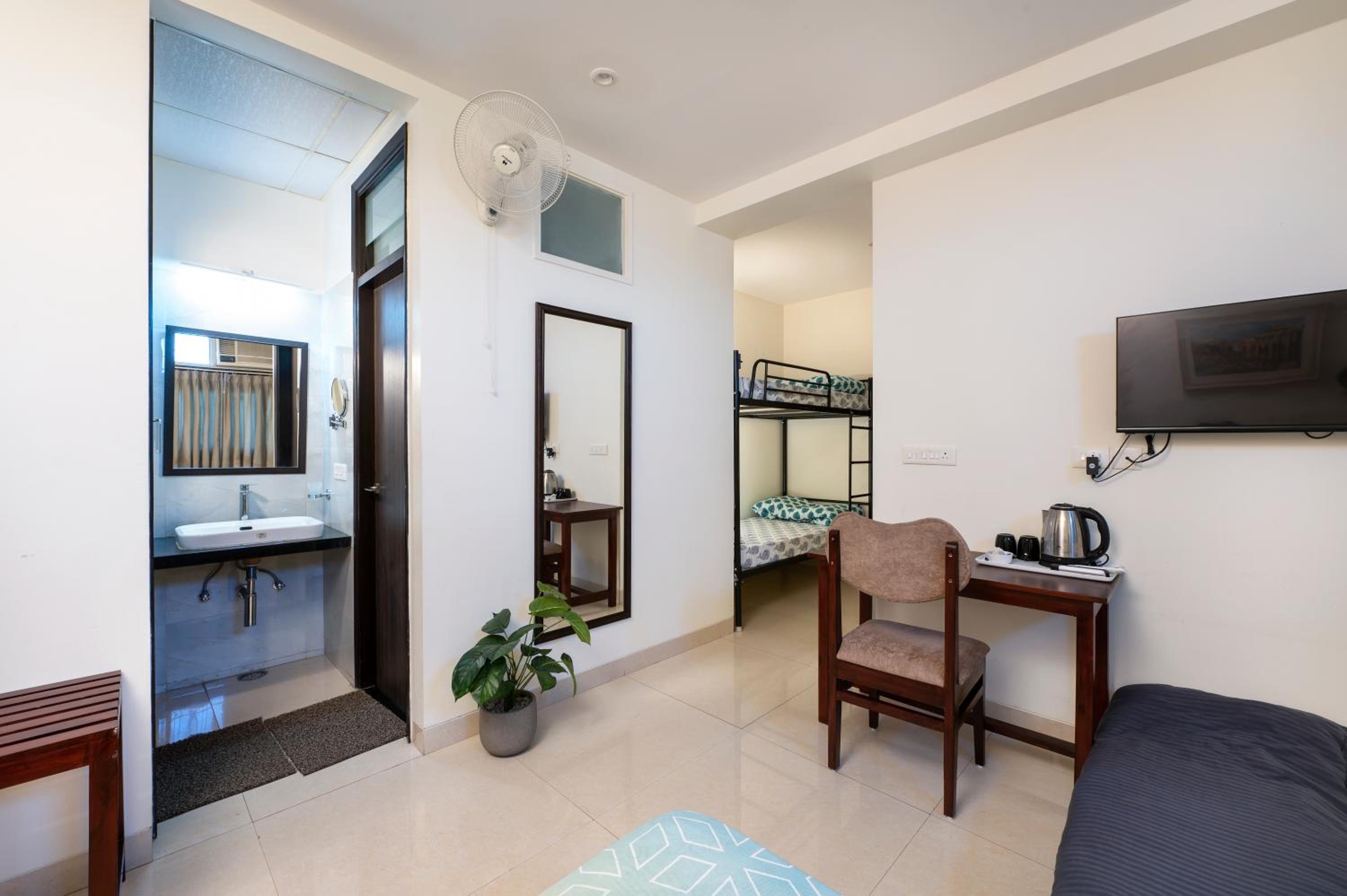 Quadruple Room with Private Bathroom - Photo 33