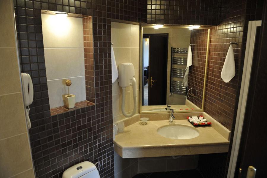 Deluxe Double Room with Balcony - Photo 3