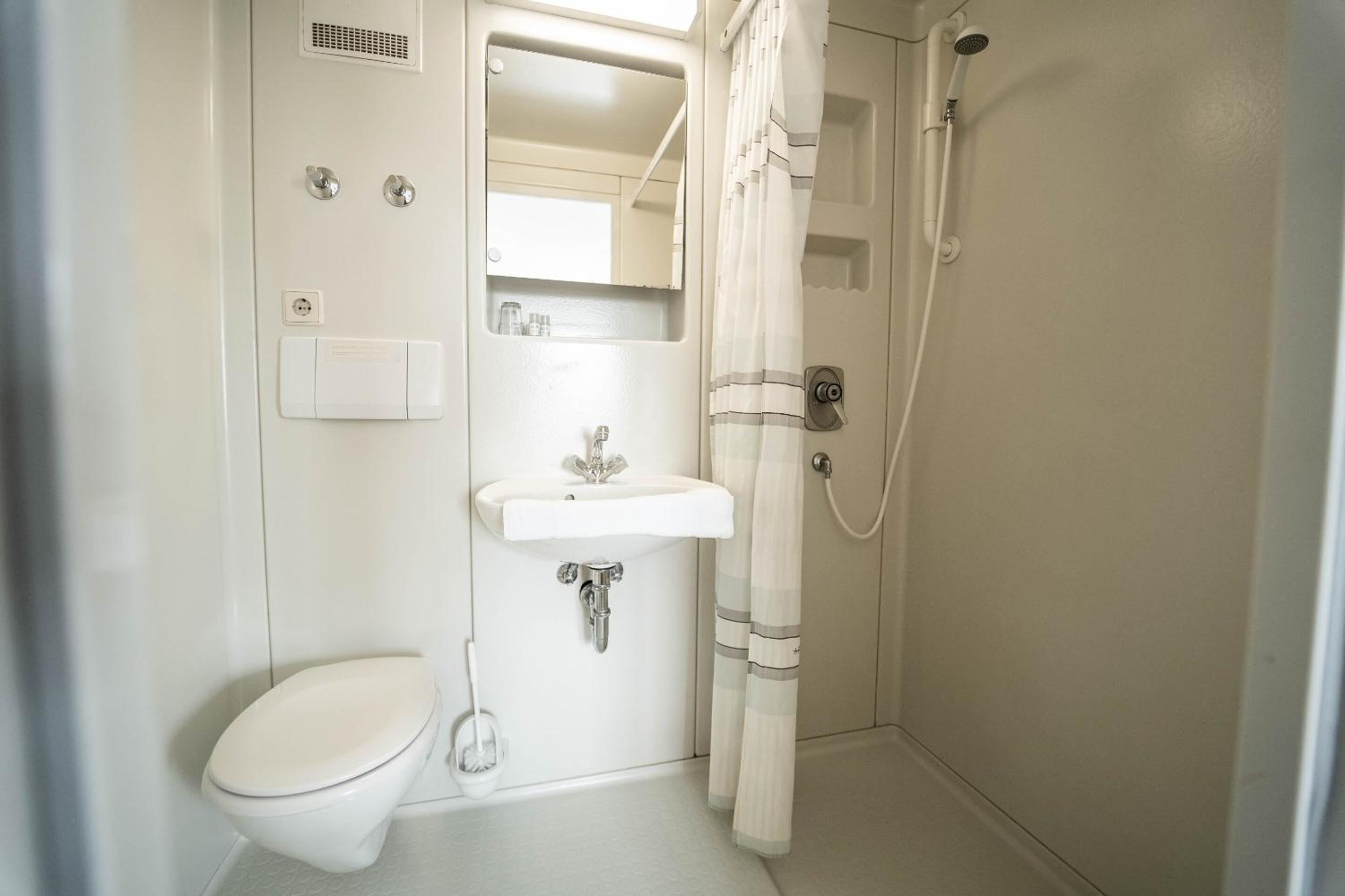 Standard Double Room - Photo 4