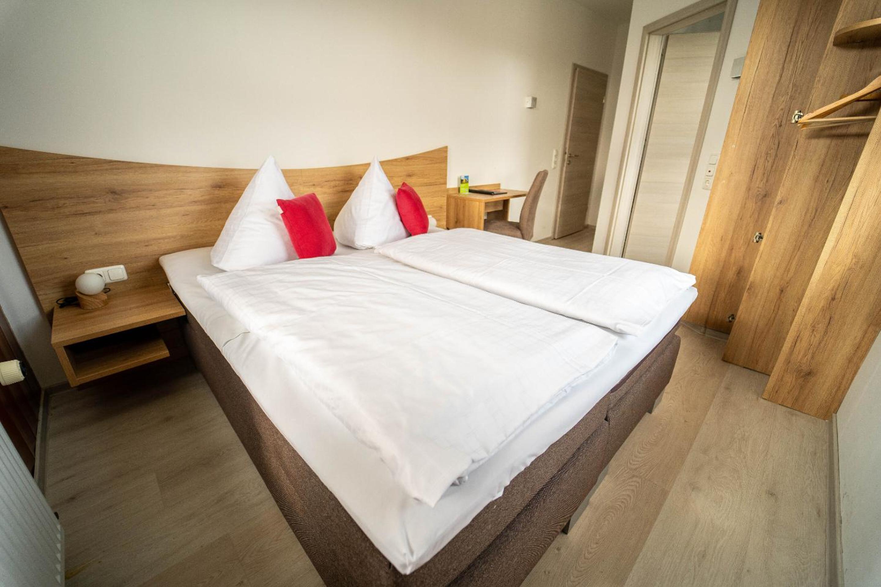 Standard Double Room - Photo 8