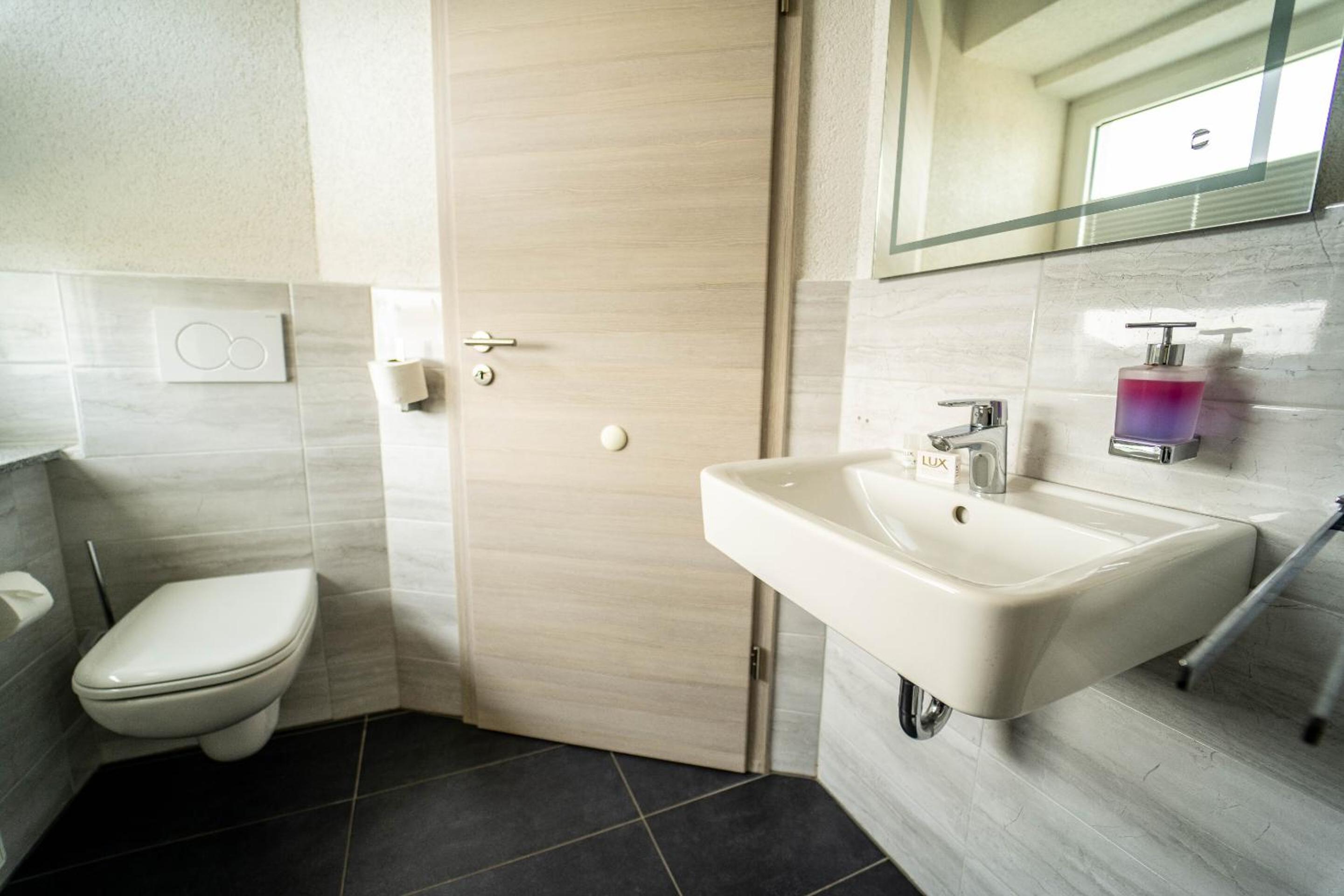 Standard Double Room - Photo 9