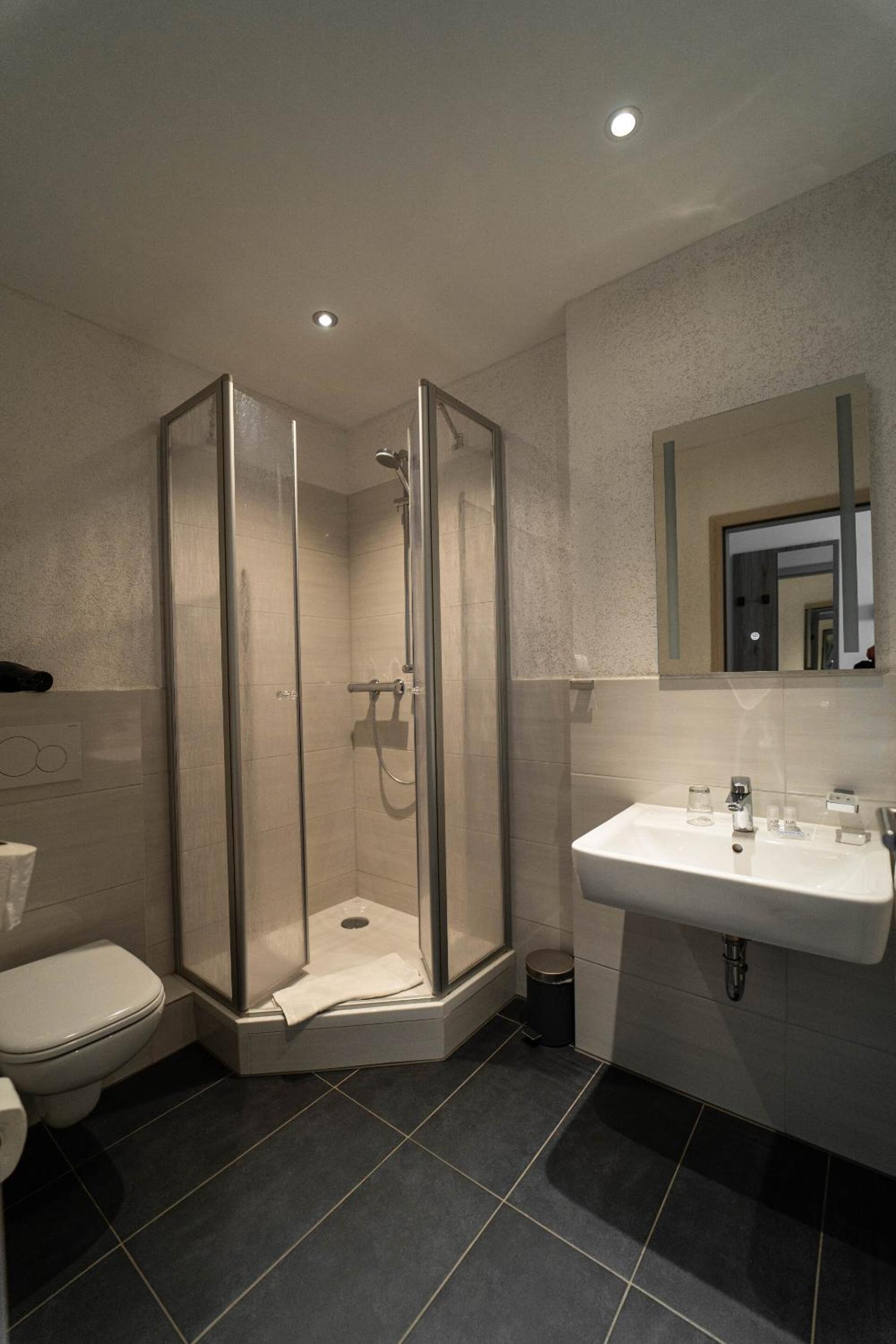 Standard Double Room - Photo 10