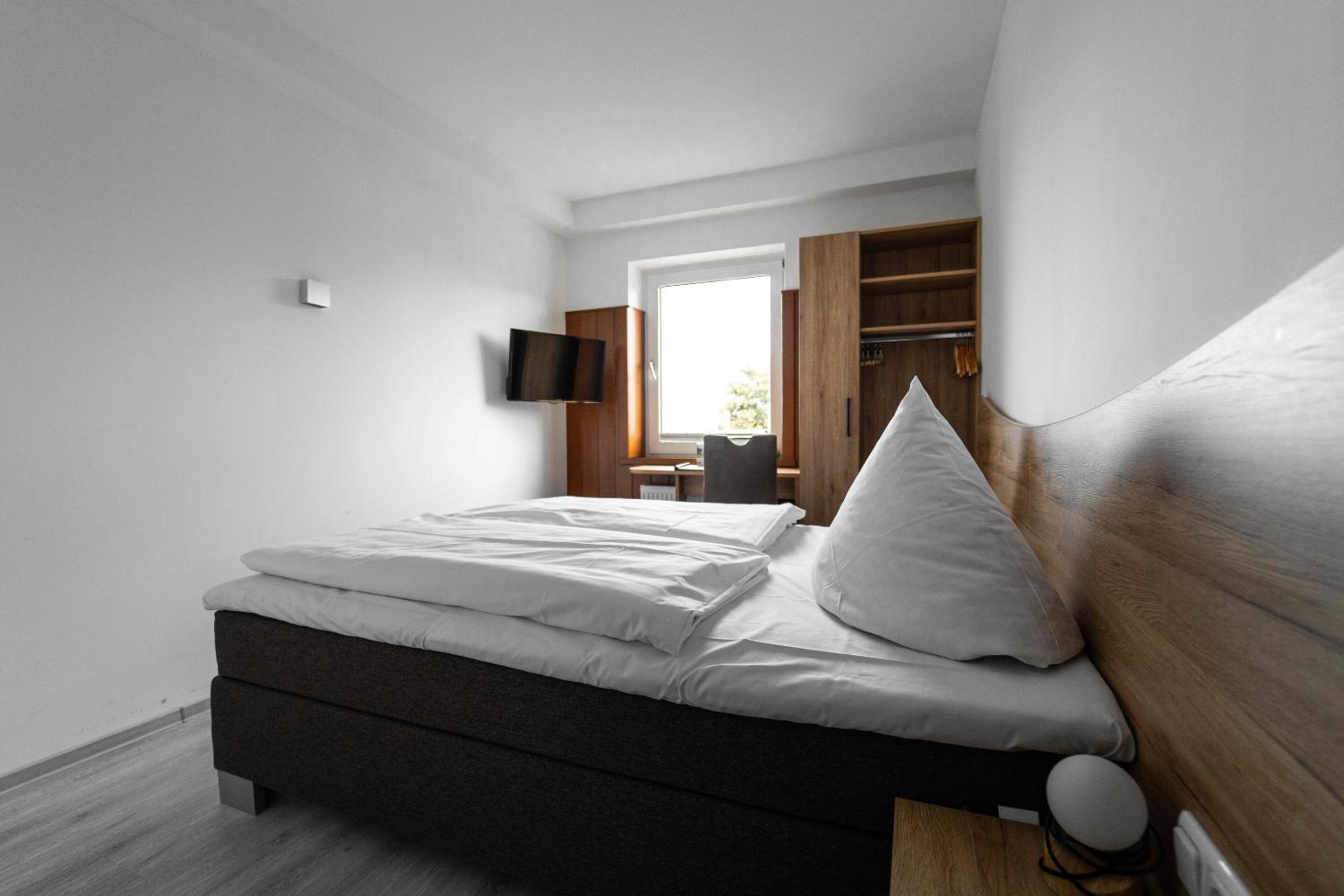 Standard Double Room - Photo 11