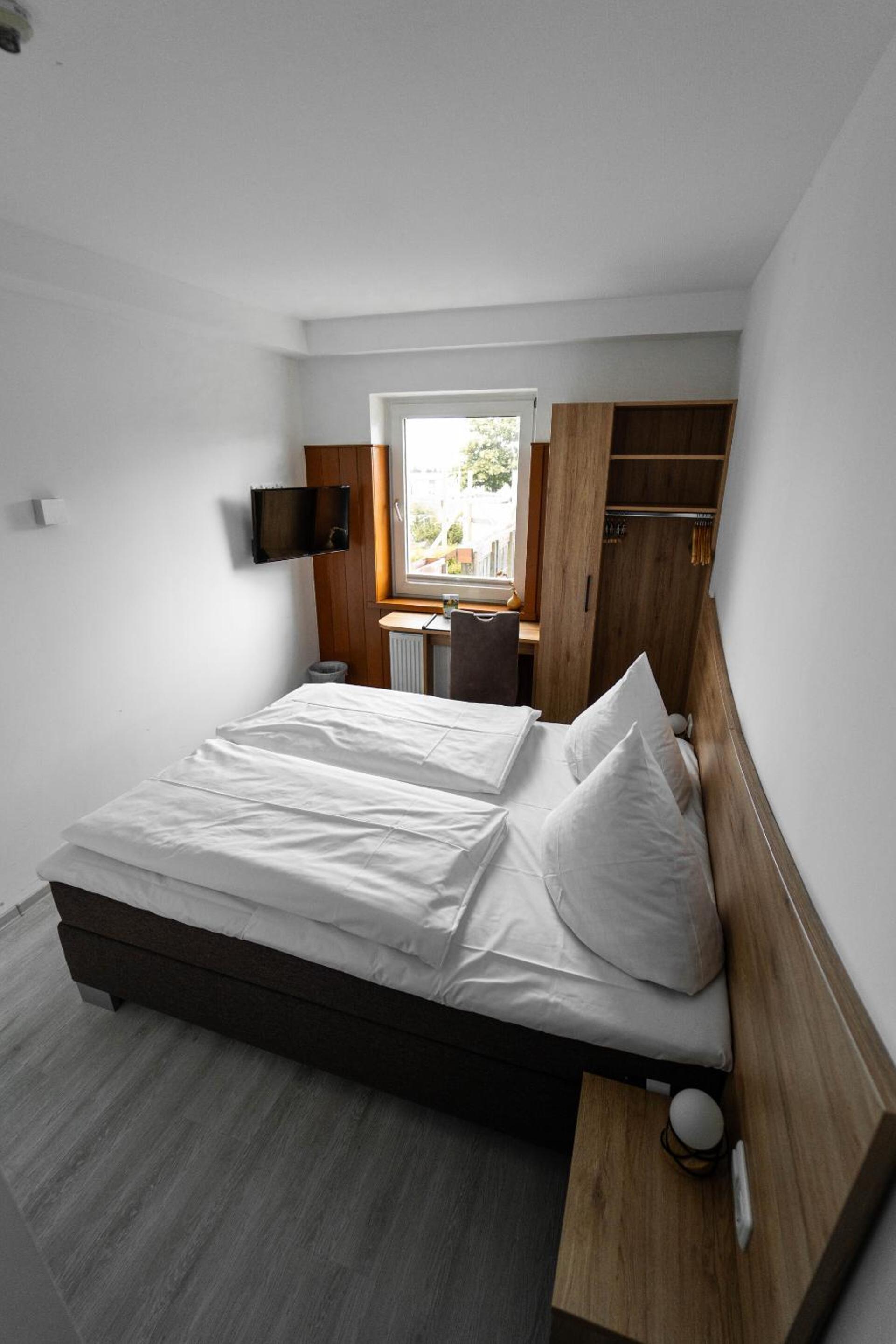 Standard Double Room - Photo 12