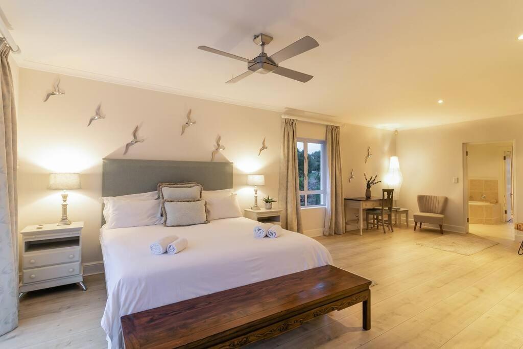 Five-Bedroom House photo 1