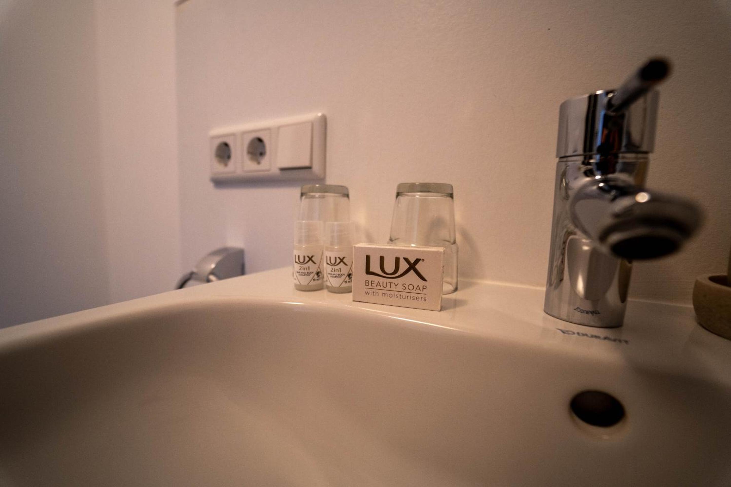 Standard Double Room - Photo 7