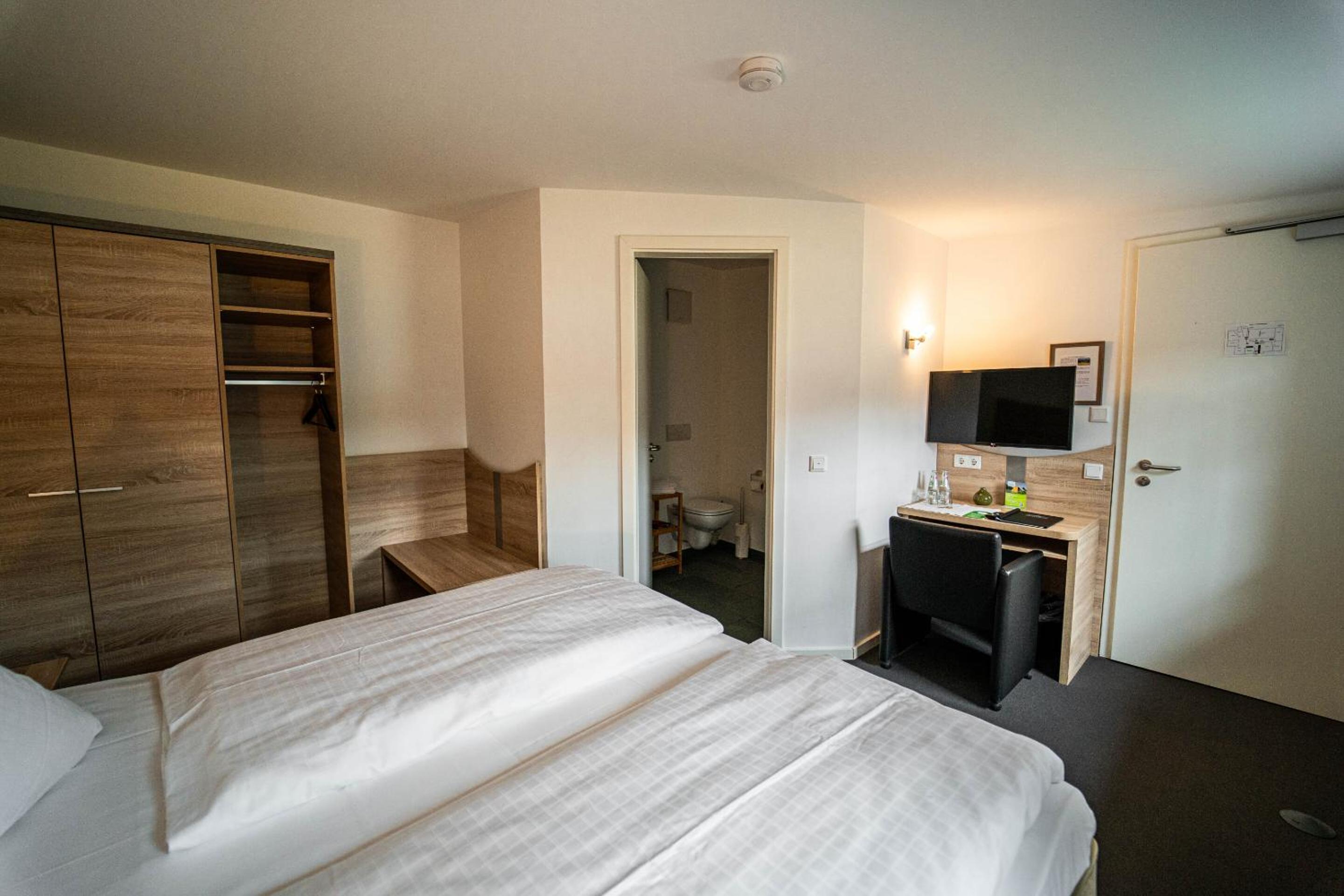Standard Double Room - Photo 9