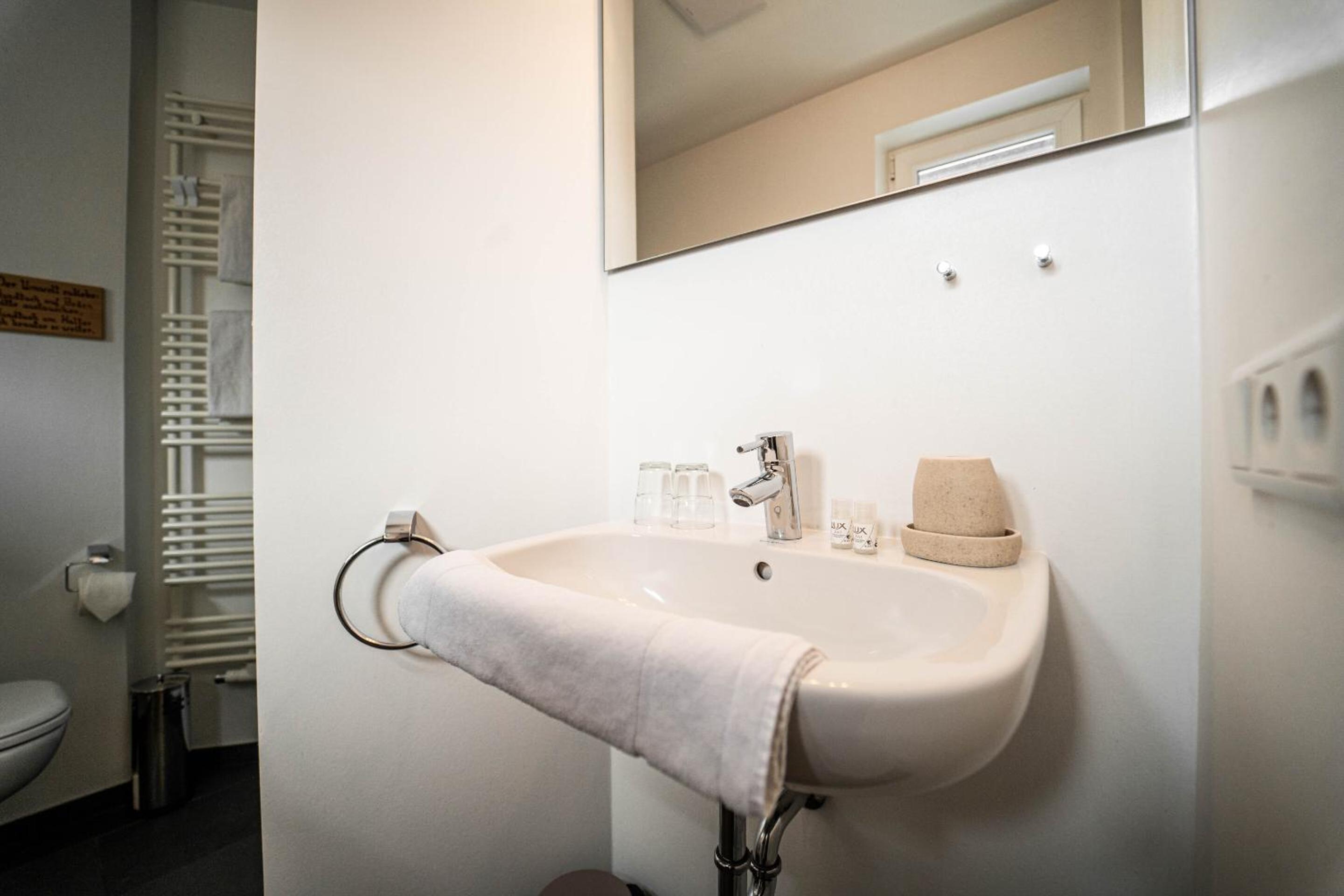Standard Double Room - Photo 10