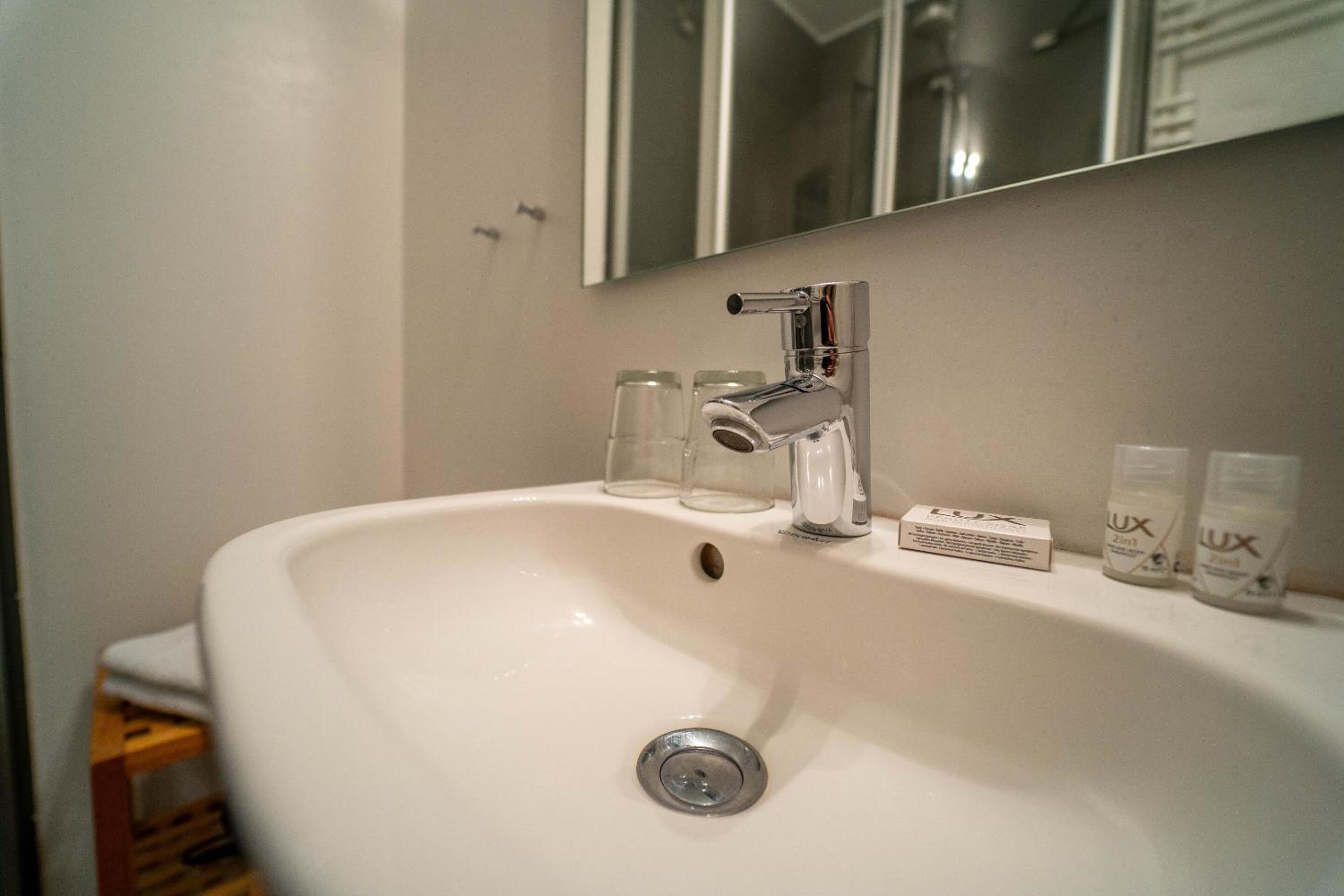 Standard Double Room - Photo 11