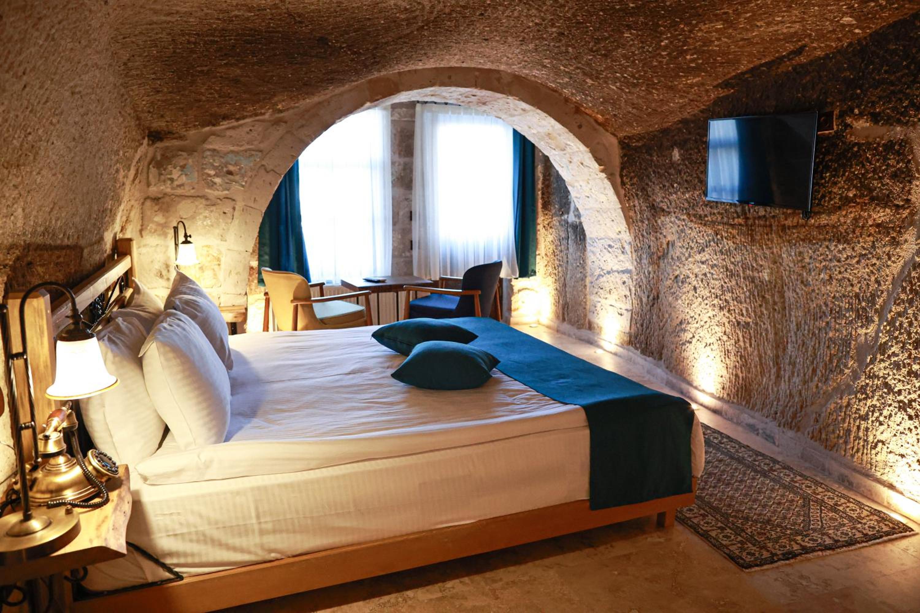 Queen Room with Balcony - Photo 4