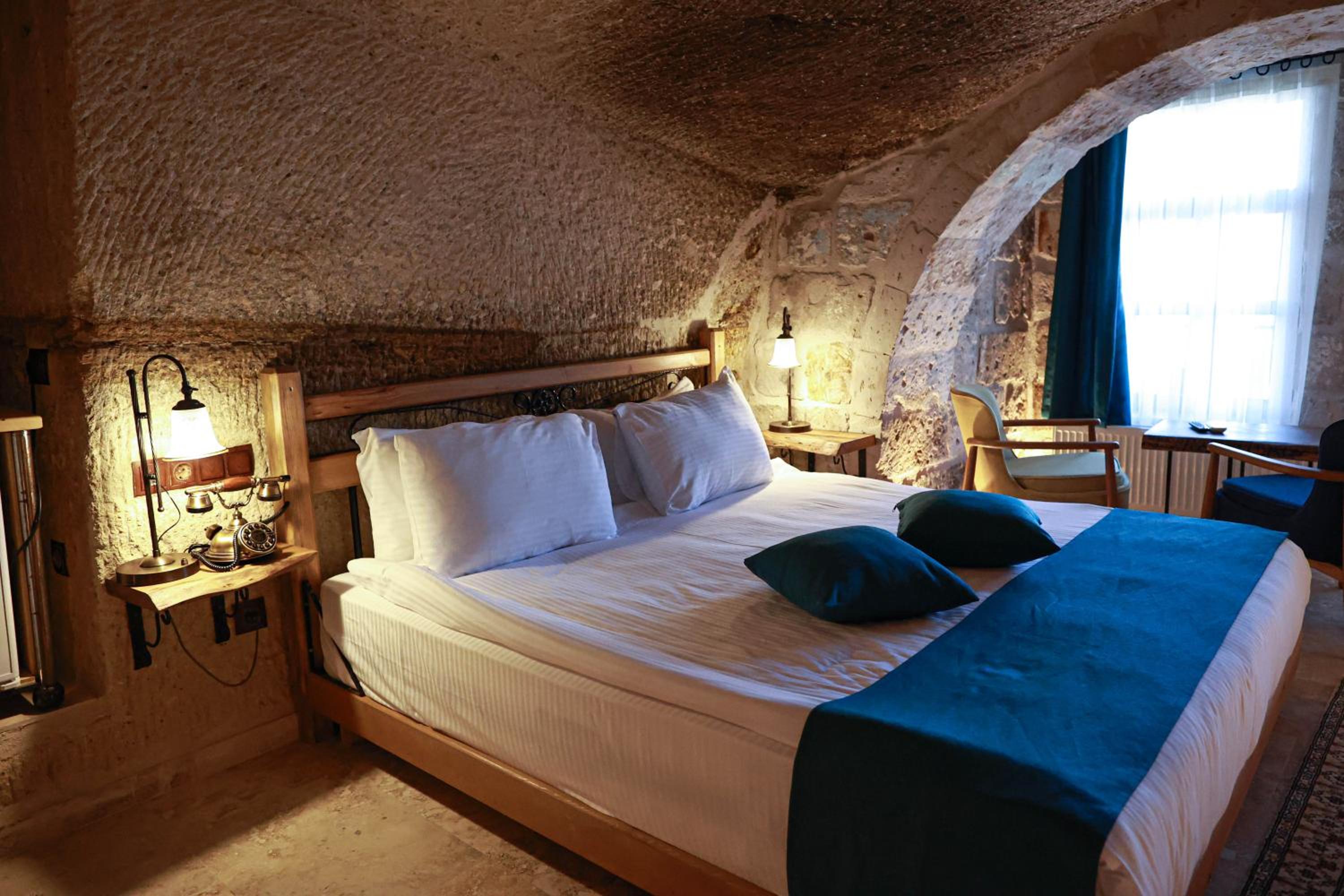 Queen Room with Balcony - Photo 3