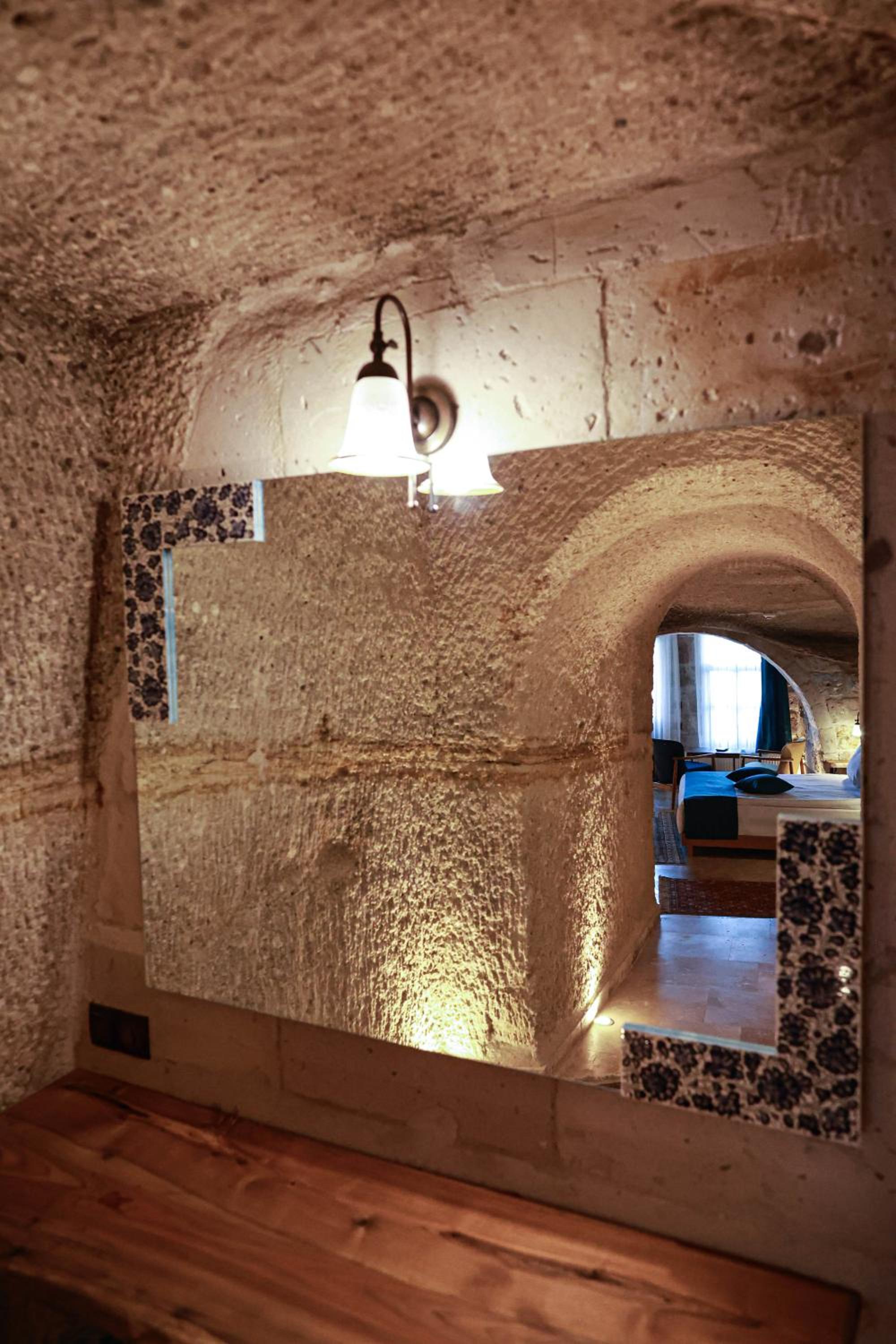 Queen Room with Balcony - Photo 2