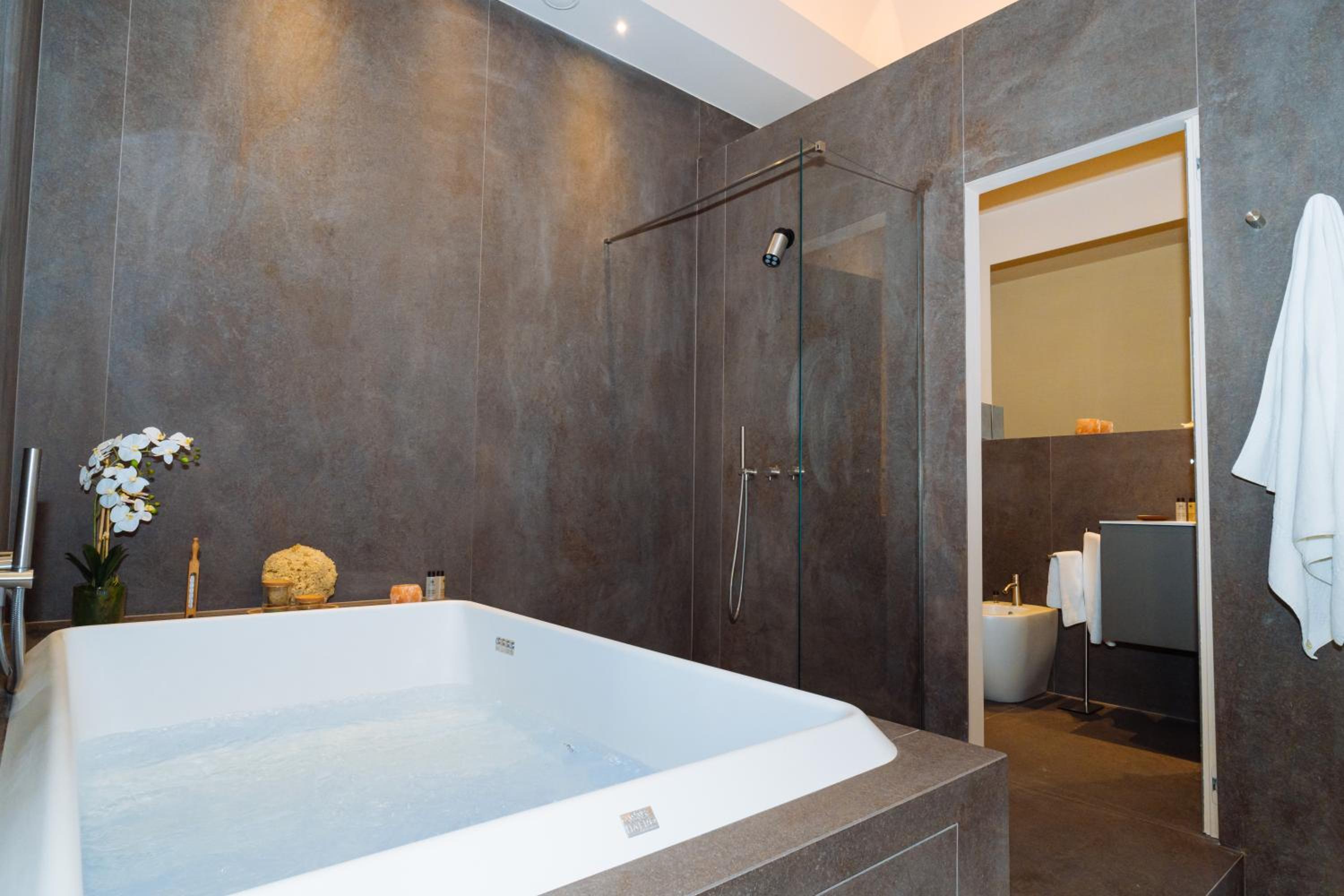 Suite with Hot Tub - Photo 7