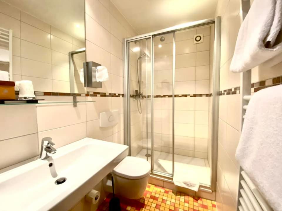 Standard King Room - Photo 5