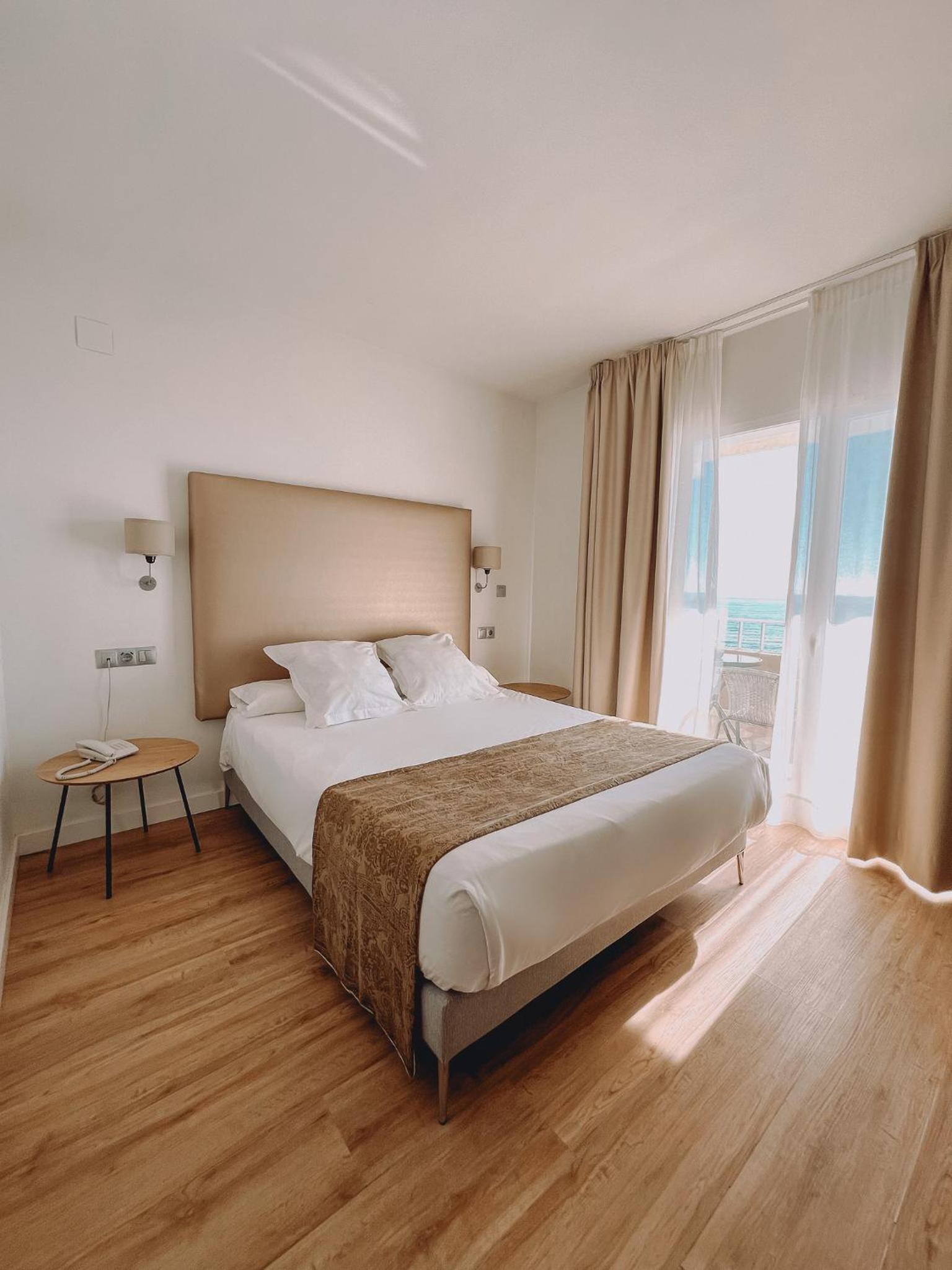 Habitación Doble con Cama Extra (2 Adultos + 1 Niño) con Vista al Mar