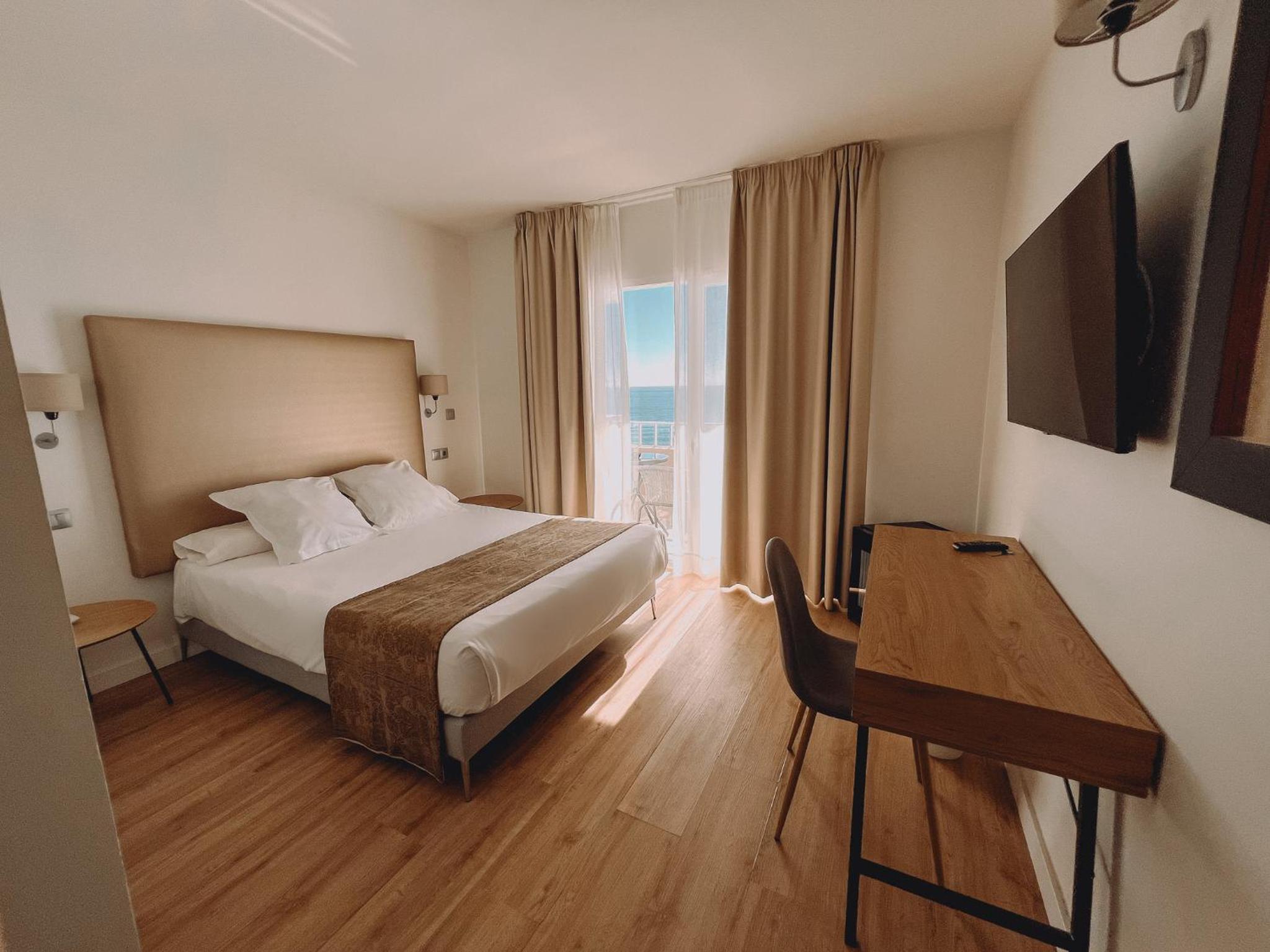 Double or Twin Room with Sea View photo 3