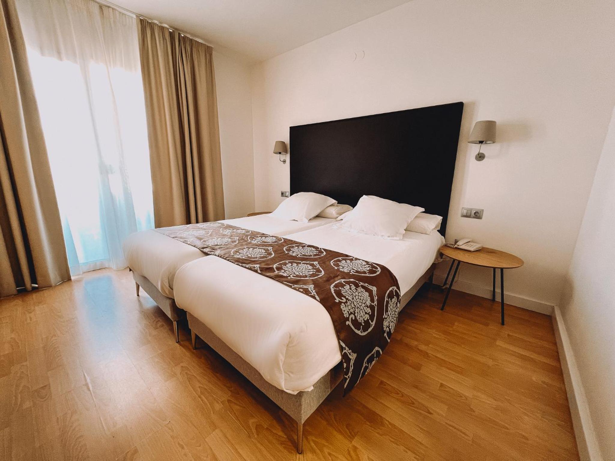 Double Room with Extra Bed (2 Adults + 1 Child) with Sea View photo 2