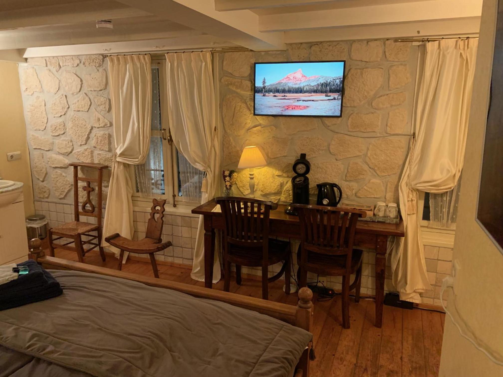 Deluxe Double Room with Shower photo 2