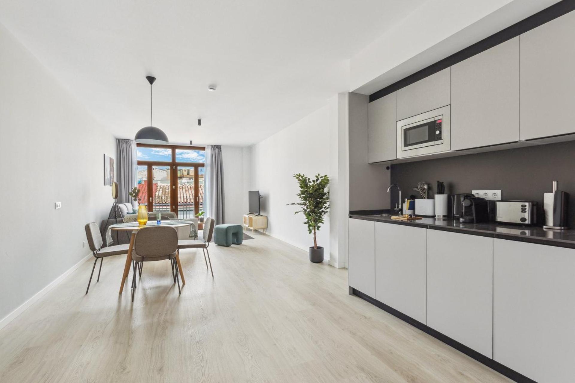 Apartamento de una habitación con balcón