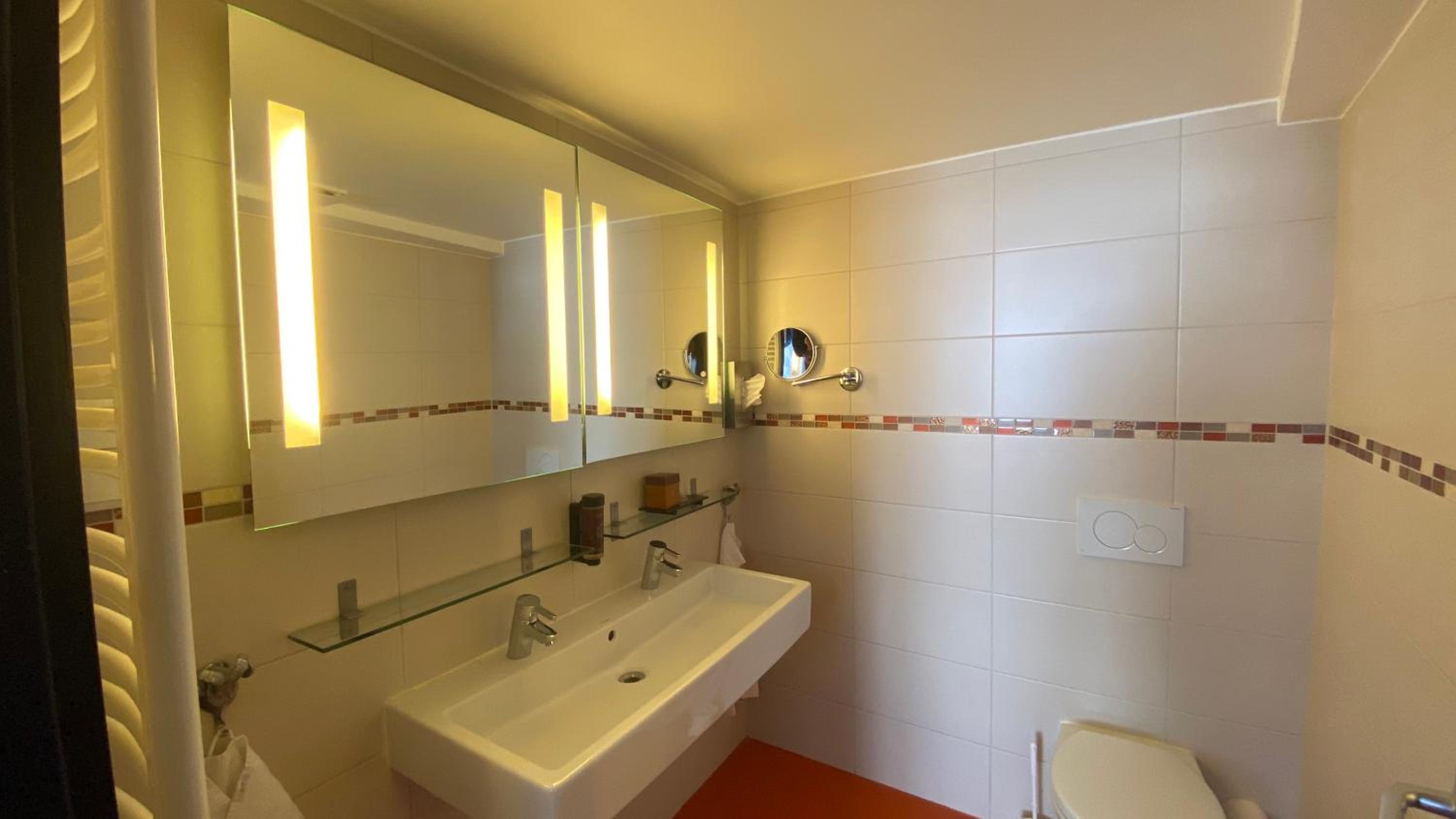 Deluxe King Room - Photo 14