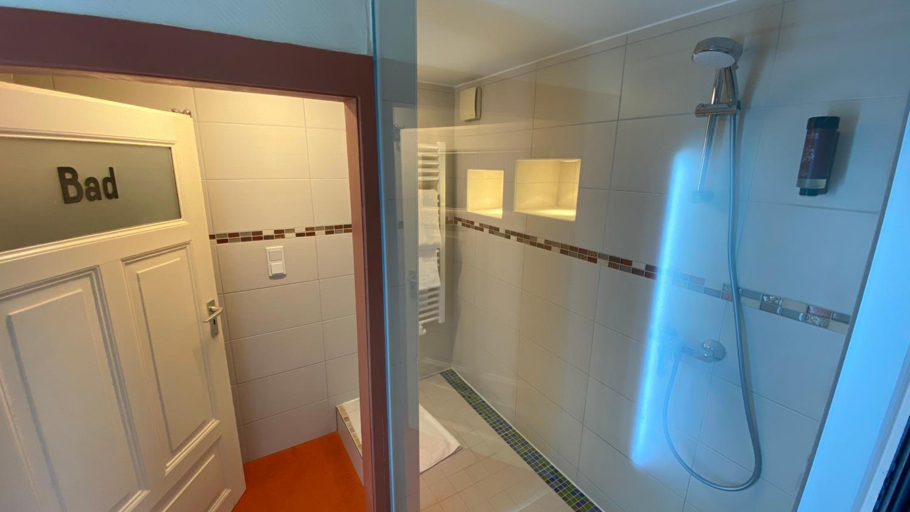 Deluxe King Room - Photo 13